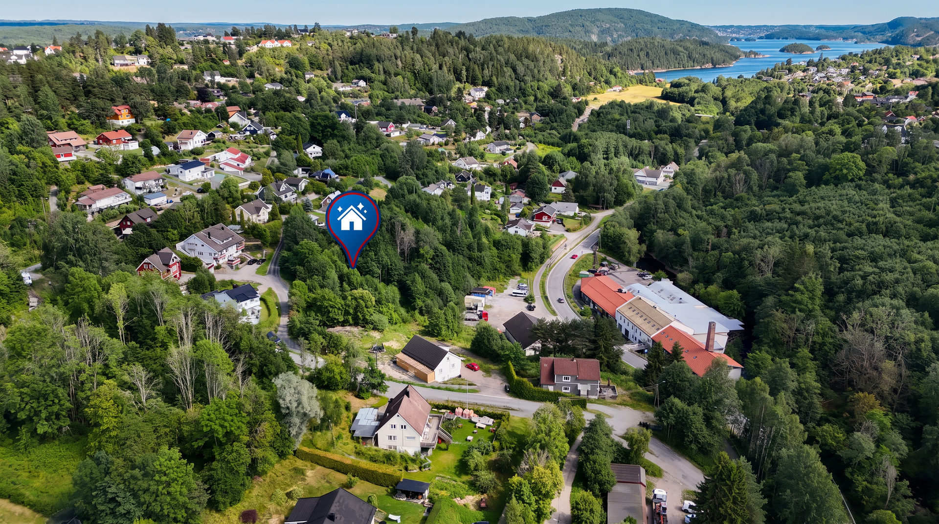 Tomten er lett skrånende, noe som gir fleksibilitet og gode muligheter for å realisere din boligdrøm.. Bilde nummer 2 av 3
