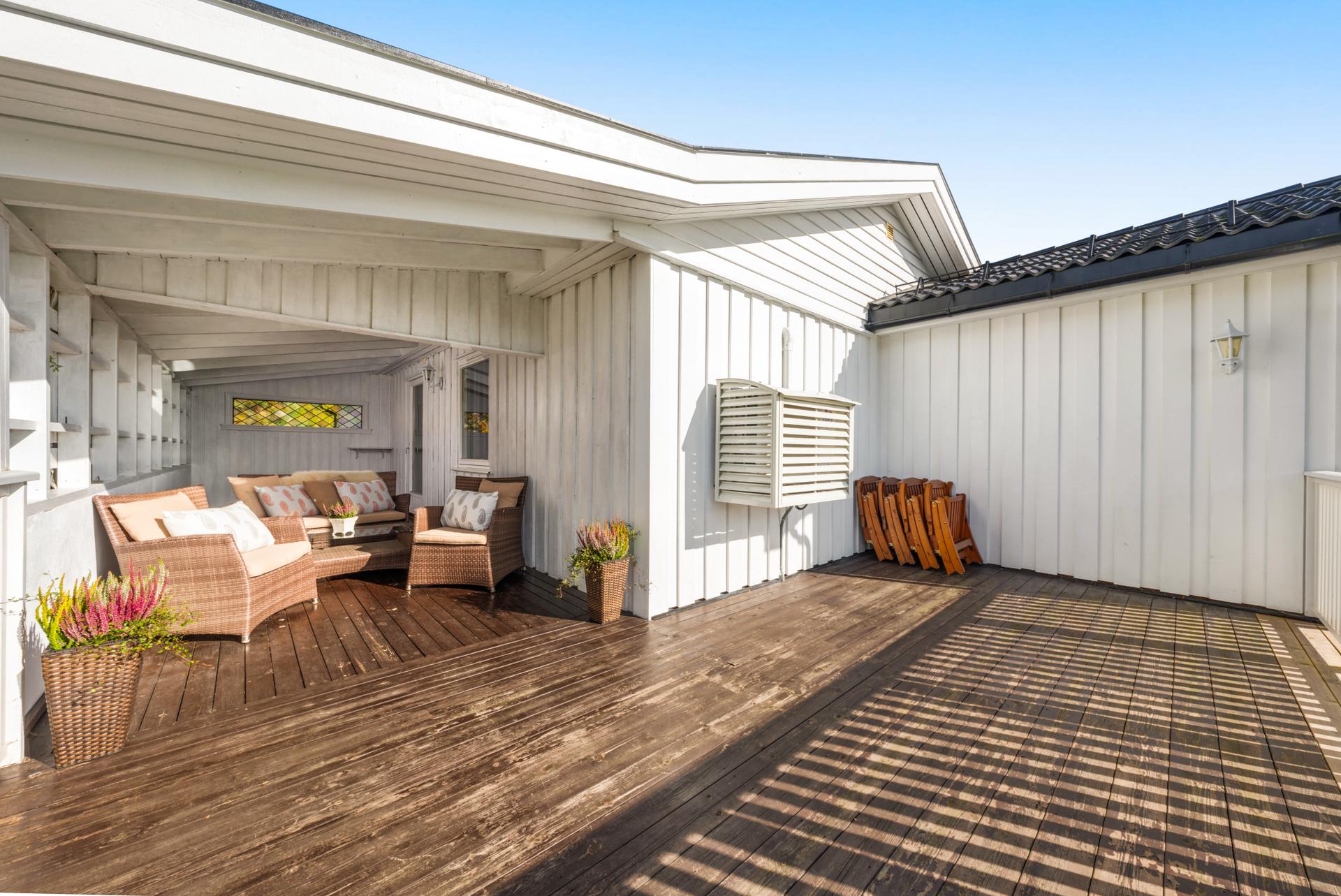 Fra stuen er det utgang til en stor terrasse på hele 33,1 m² (terrassen er ikke godkjent).. Bilde nummer 3 av 3