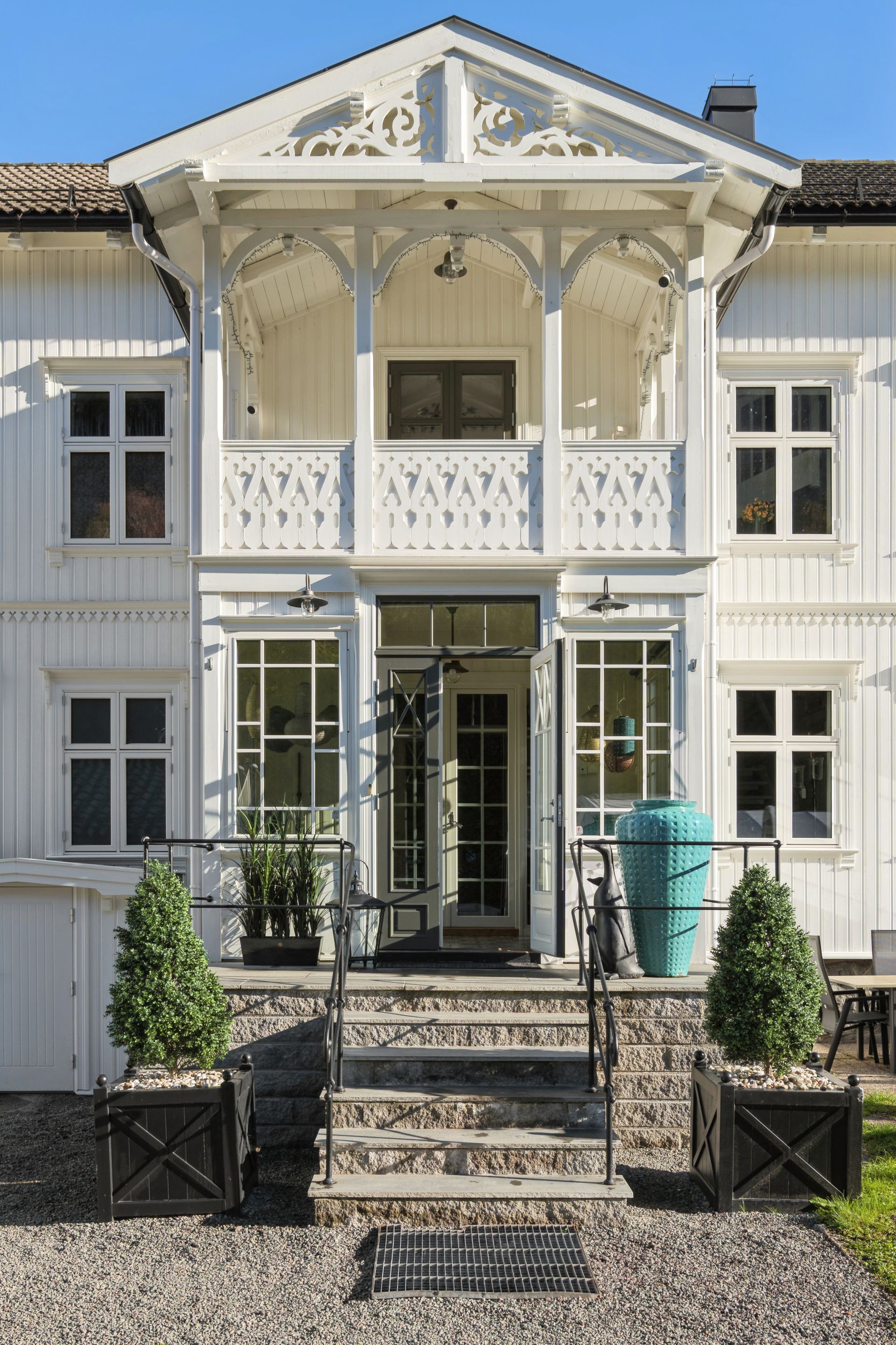 Sjarmerende innebygget  inngangsparti med fliser på gulv og masse vinduer. . Bilde nummer 2 av 3