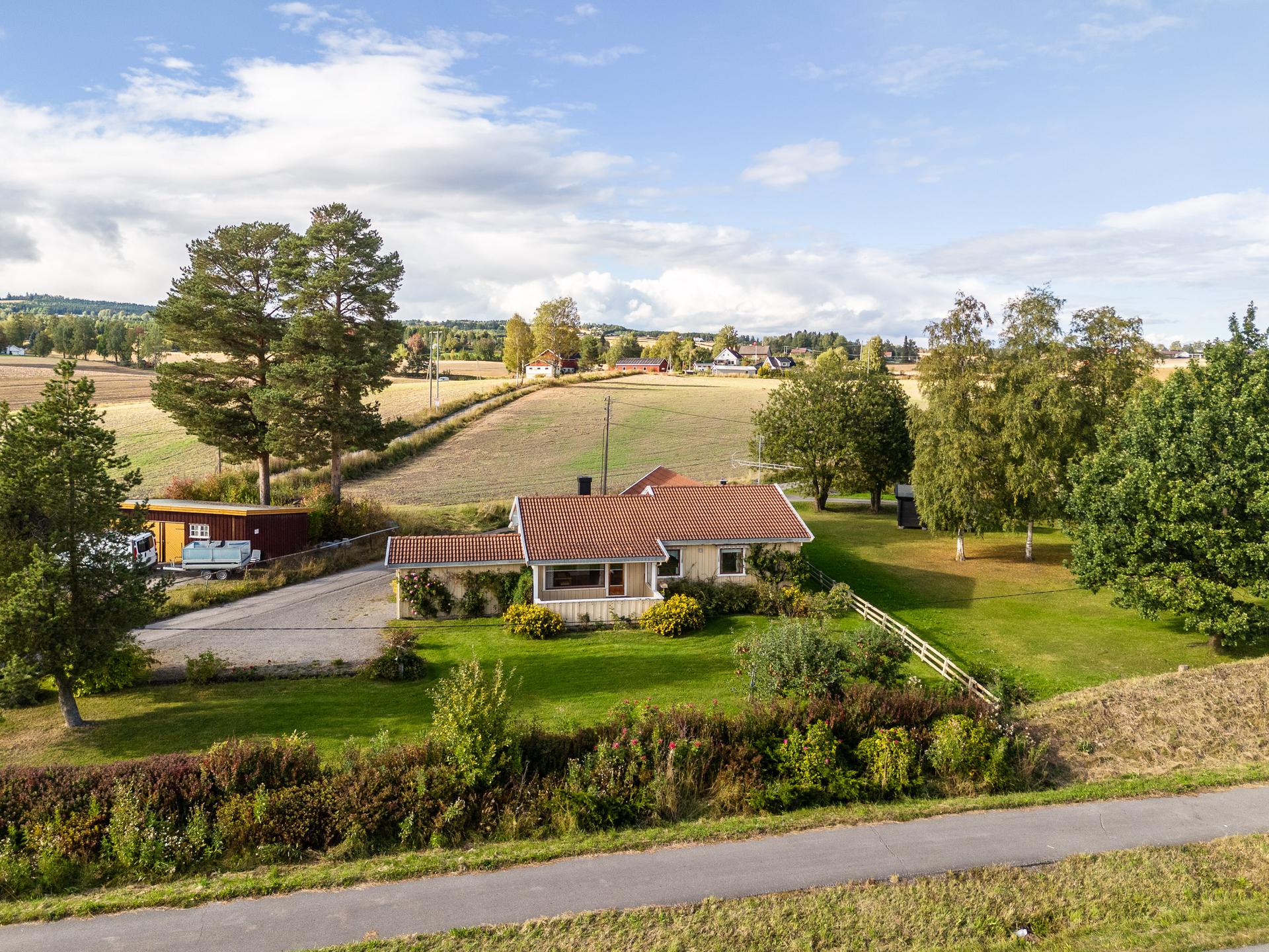 Eiendommen ligger landlig til i Vestbygda, med åpne kulturlandskap og flotte turmuligheter.. Bilde nummer 2 av 3