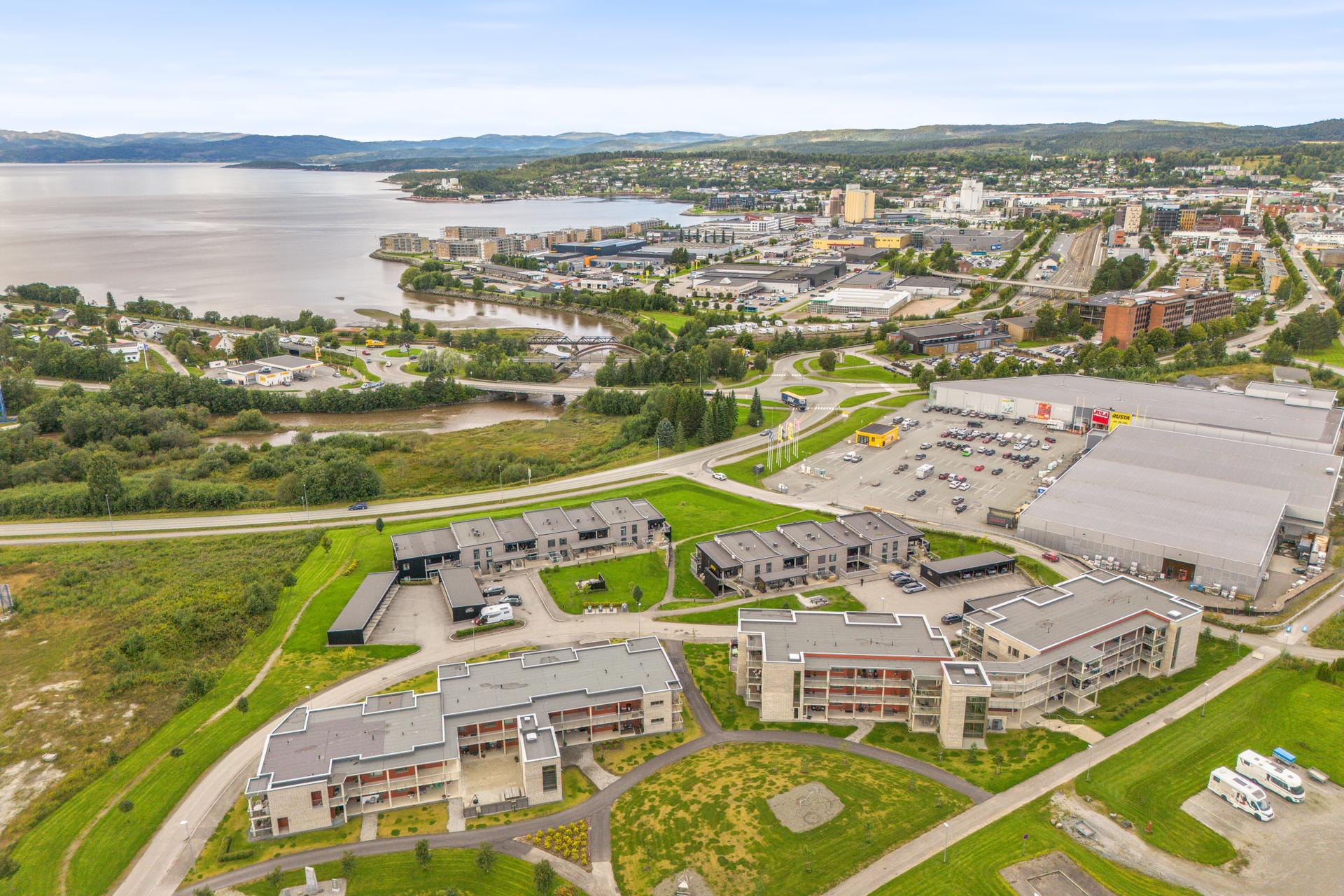 Sentral beliggenhet med gangavstand til det man trenger. Bilde nummer 2 av 3