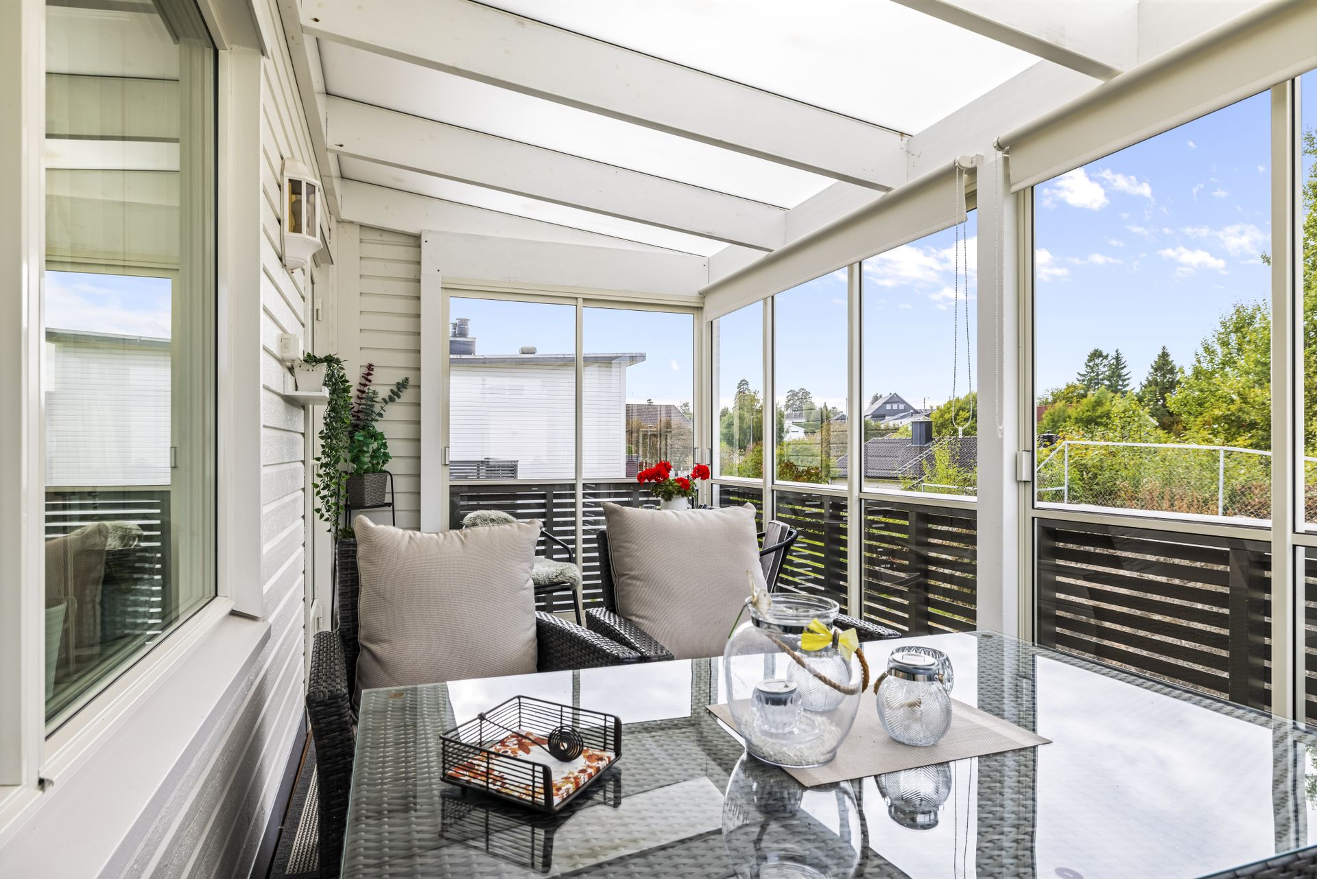 Innglasset veranda fra 2016 med skyvedører i glass og overbygd tak tekket med kanalplast.. Bilde nummer 3 av 3