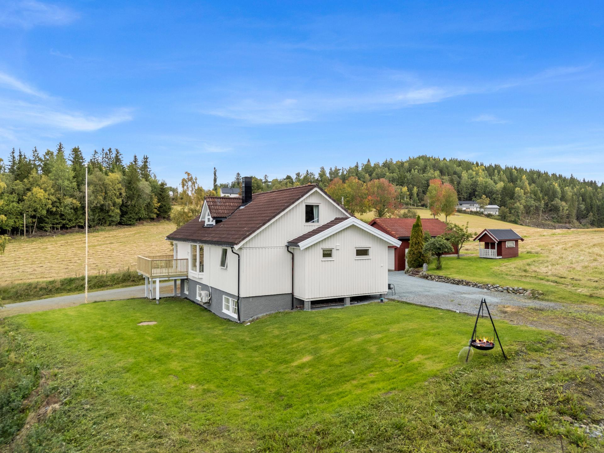 Eiendommen byr på en innholdsrik enebolig over tre plan og frittstående dobbelgarasje.. Bilde nummer 3 av 3