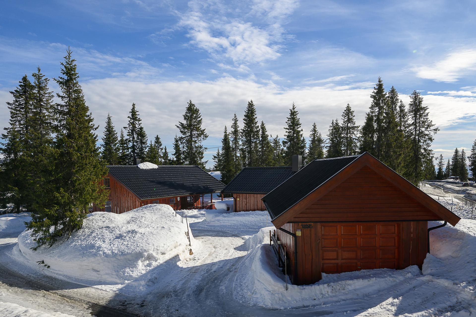 Velkommen til Sjusjøvegen 1855! Et sjeldent og attraktivt hyttetun med hytte, anneks og garasje, sentralt beliggende på Sjusjøen. Fotograf: Lars Marius Bækkevold.. Bilde nummer 1 av 3
