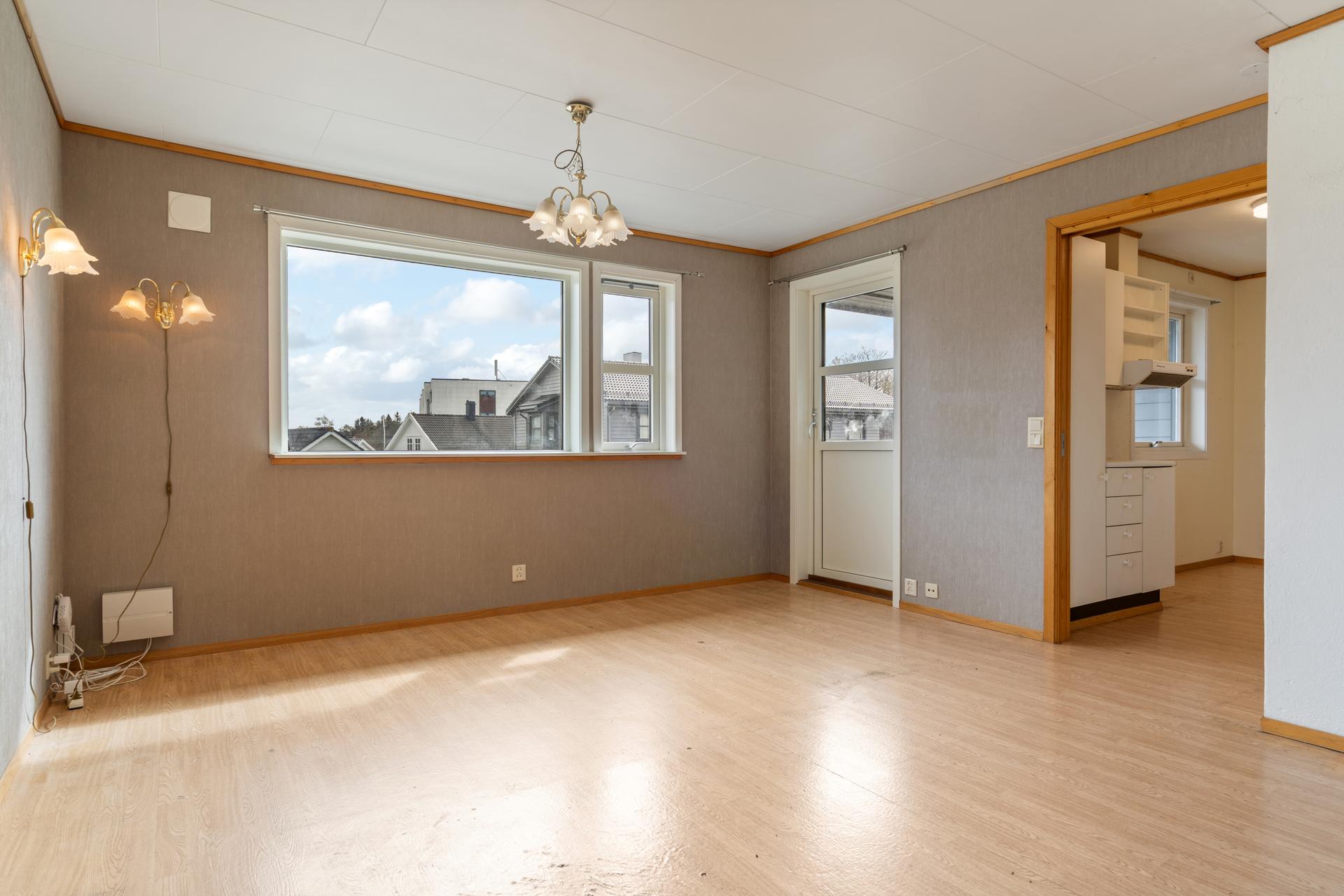 Store vindusflater gir godt med dagslys, og balkongdøren leder ut til en terrasse på 9 m².. Bilde nummer 3 av 3