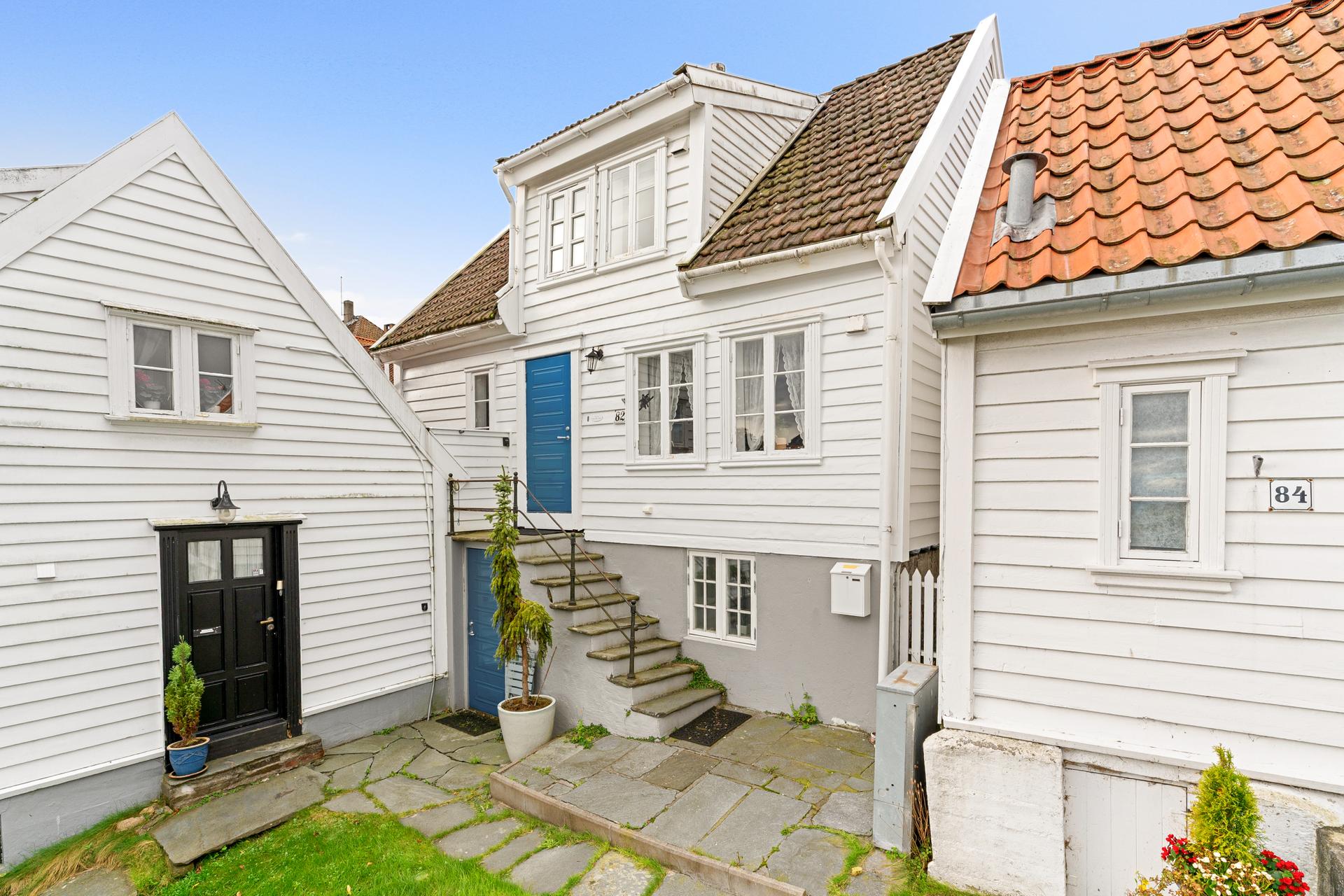 Gamle Stavanger er Nord-Europas best bevarte trehusbebyggelse og er et populært boligområde. Bilde nummer 3 av 3