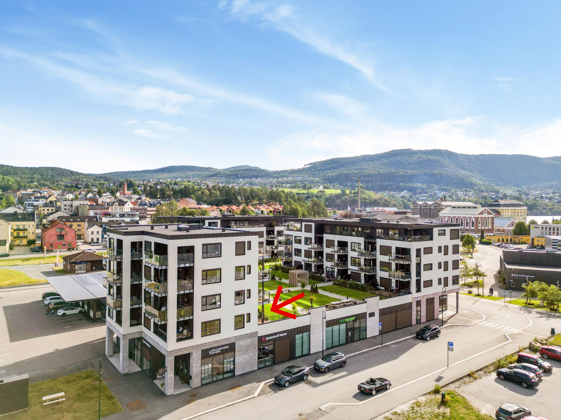 Flott og moderne leilighet beliggende i 2. etasje tilknyttet Vannfronten Park Borettslag. Nydelig beliggenhet, både med tanke på solforhold, utsikt og nærhet til alle tilbudene i sentrum. . Bilde nummer 2 av 3