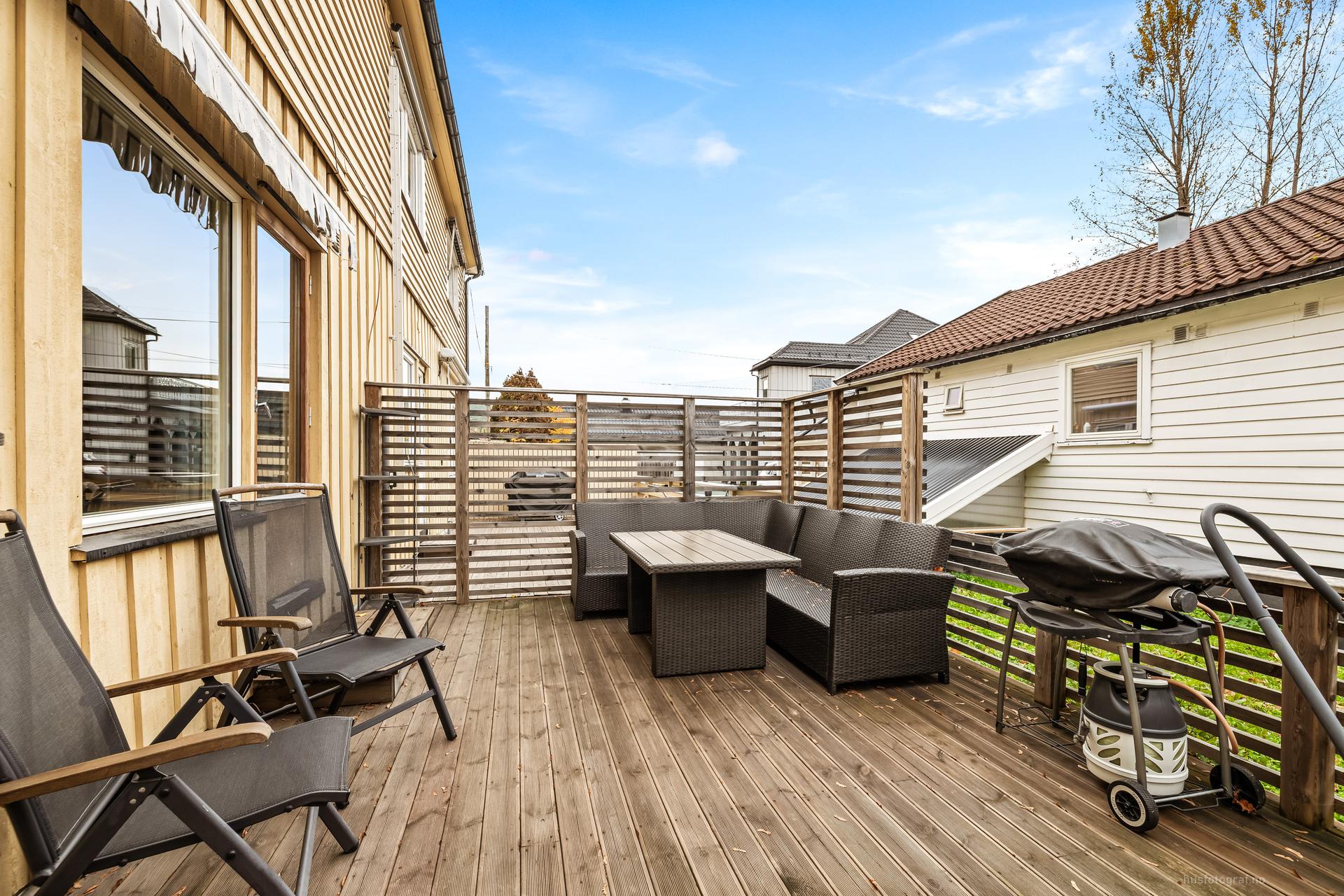 Selveierleilighet i første etasje med direkte utgang til en stor treterrasse.. Bilde nummer 2 av 3