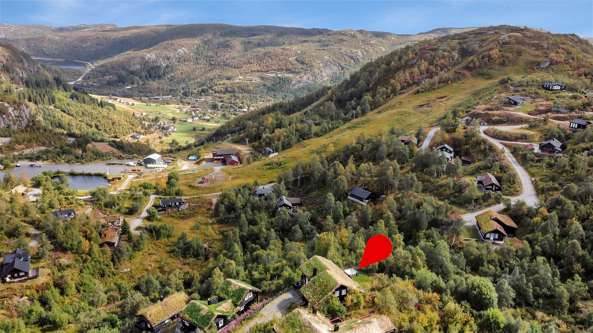 Ljosland byr på et vakkert fjellandskap med turmuligheter året rundt – og her får du i tillegg ski inn/ut til alpinbakken.. Bilde nummer 3 av 3