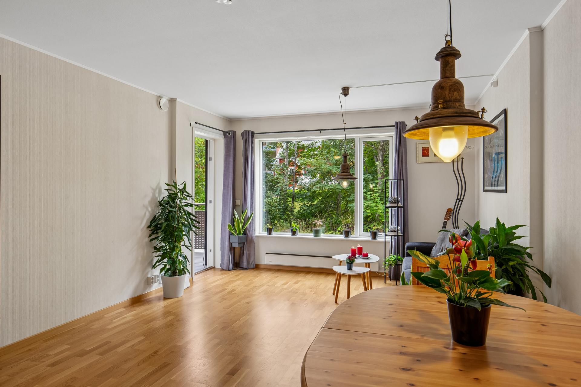 Leiligheten har en lys og åpen stue med god plass til både sofagruppe og spisebord.. Bilde nummer 2 av 3