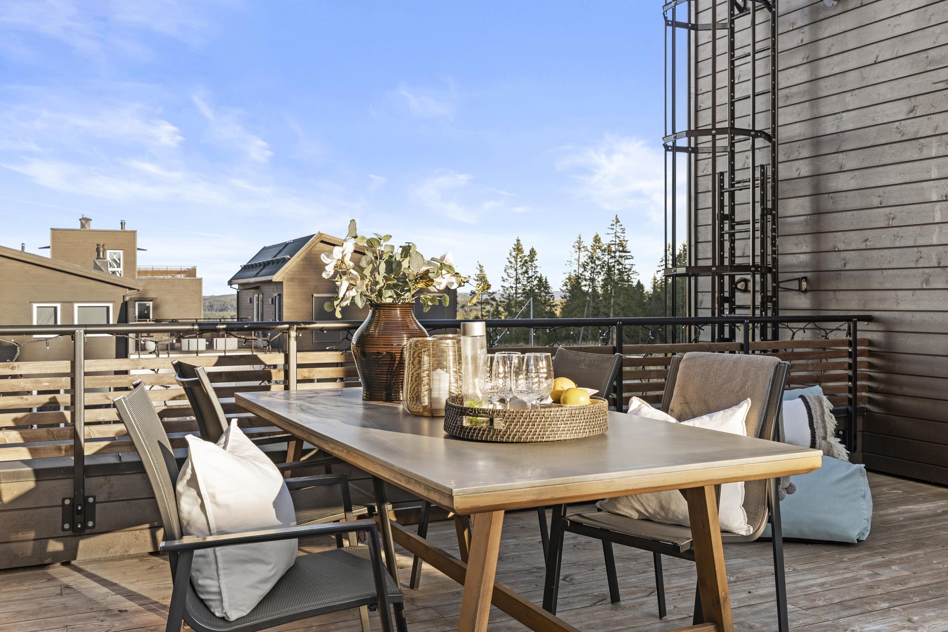Boligen har totalt 85 m² med balkonger og terrasser!. Bilde nummer 3 av 3