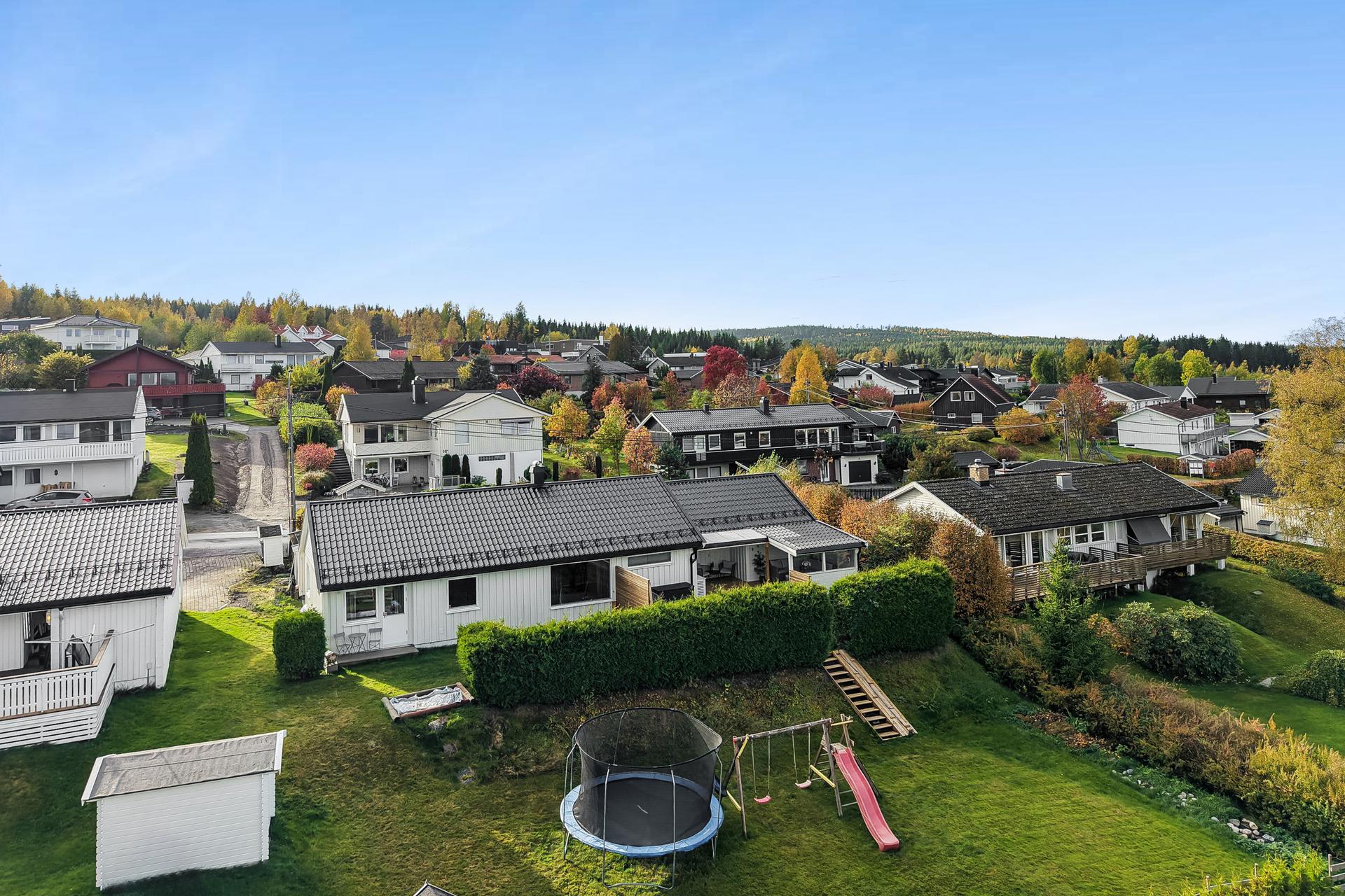 Enebolig over ett plan beliggende på en romslig tomt med utsikt over nærområdet.. Bilde nummer 2 av 3