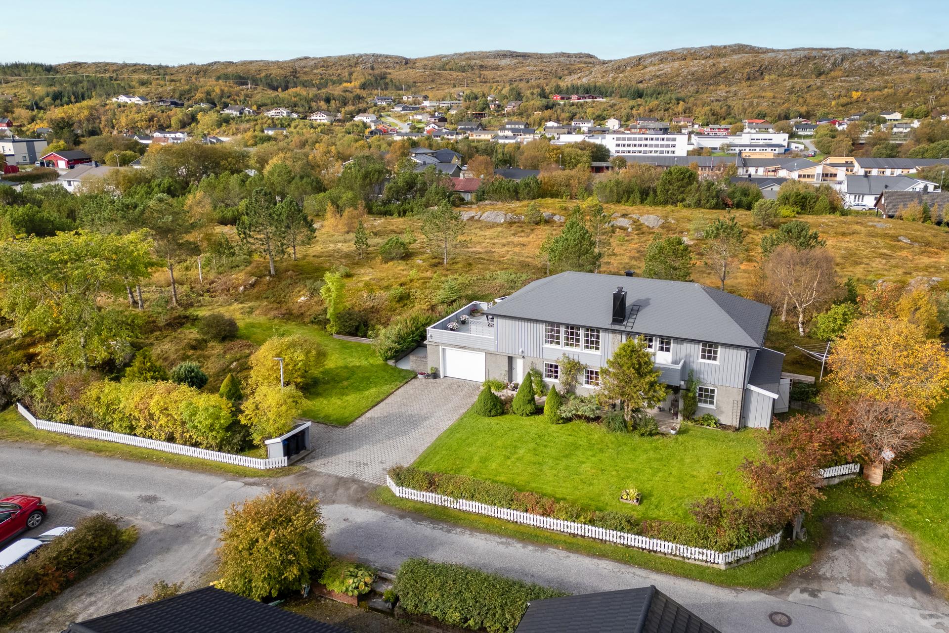 Innholdsrik enebolig over to plan med integrert garasje, pent opparbeidet tomt og flott beliggenhet i Rørvik.. Bilde nummer 1 av 3