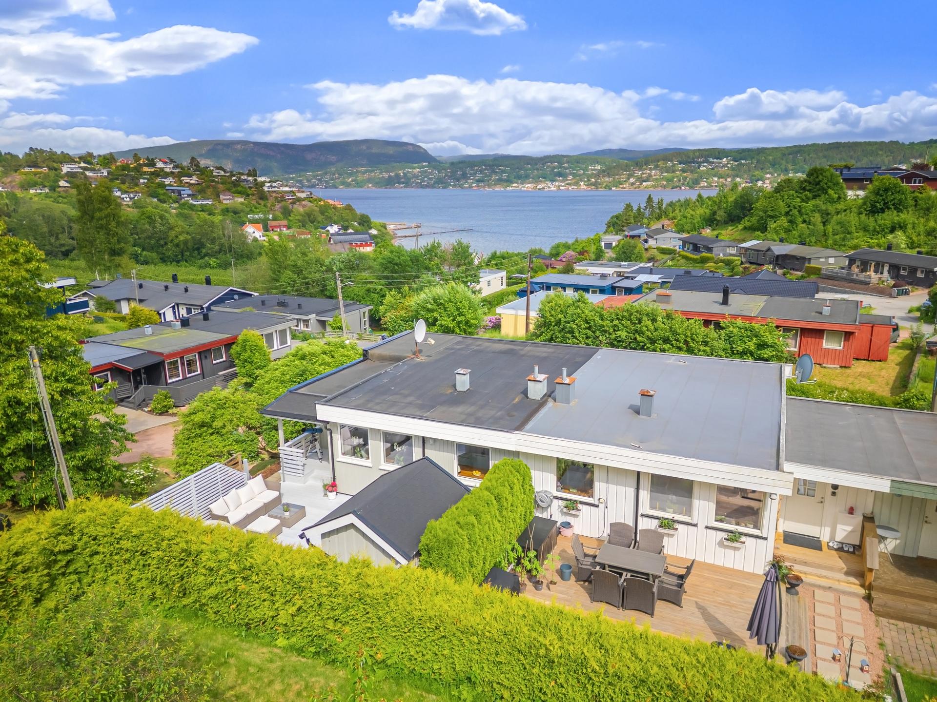 Dette er en flott halvpart av vertikaldelt tomannsbolig med alt på et plan, 2 soverom og stor terrasse og veranda. Boligen er betydelig påkostet de seneste år og har en idyllisk beliggenhet på Berger med fjordutsikt og kort gangavstand til badeplass.. Bilde nummer 3 av 3