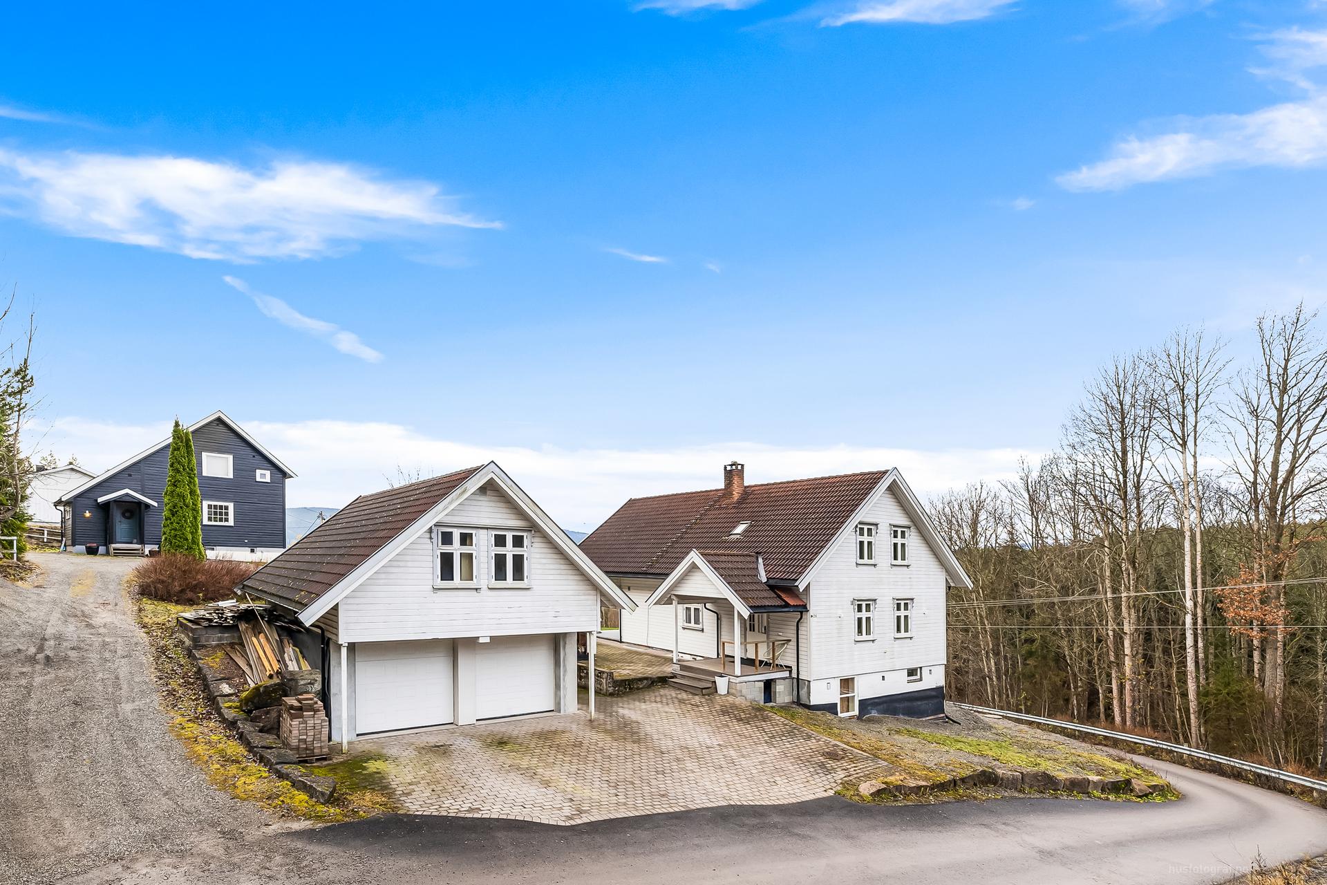 Stor familiebolig med dobbelgarasje i enden av boligfelt!. Bilde nummer 1 av 3