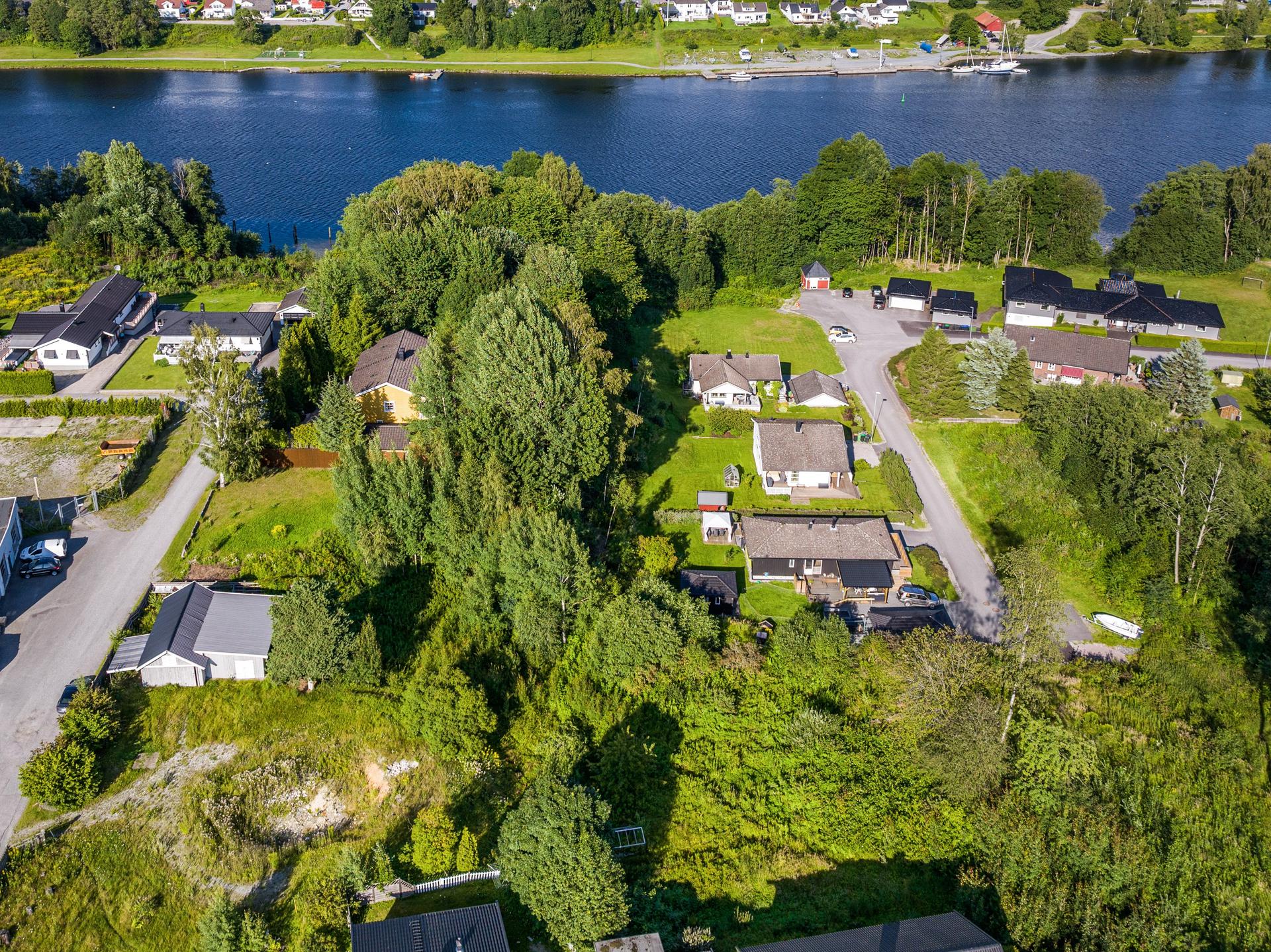 Eiendommen har fin og solrik beliggenhet i veletablert boligområde på Kjørbekk, sentralt mellom Grenlandsbyene Skien og Porsgrunn.. Bilde nummer 3 av 3