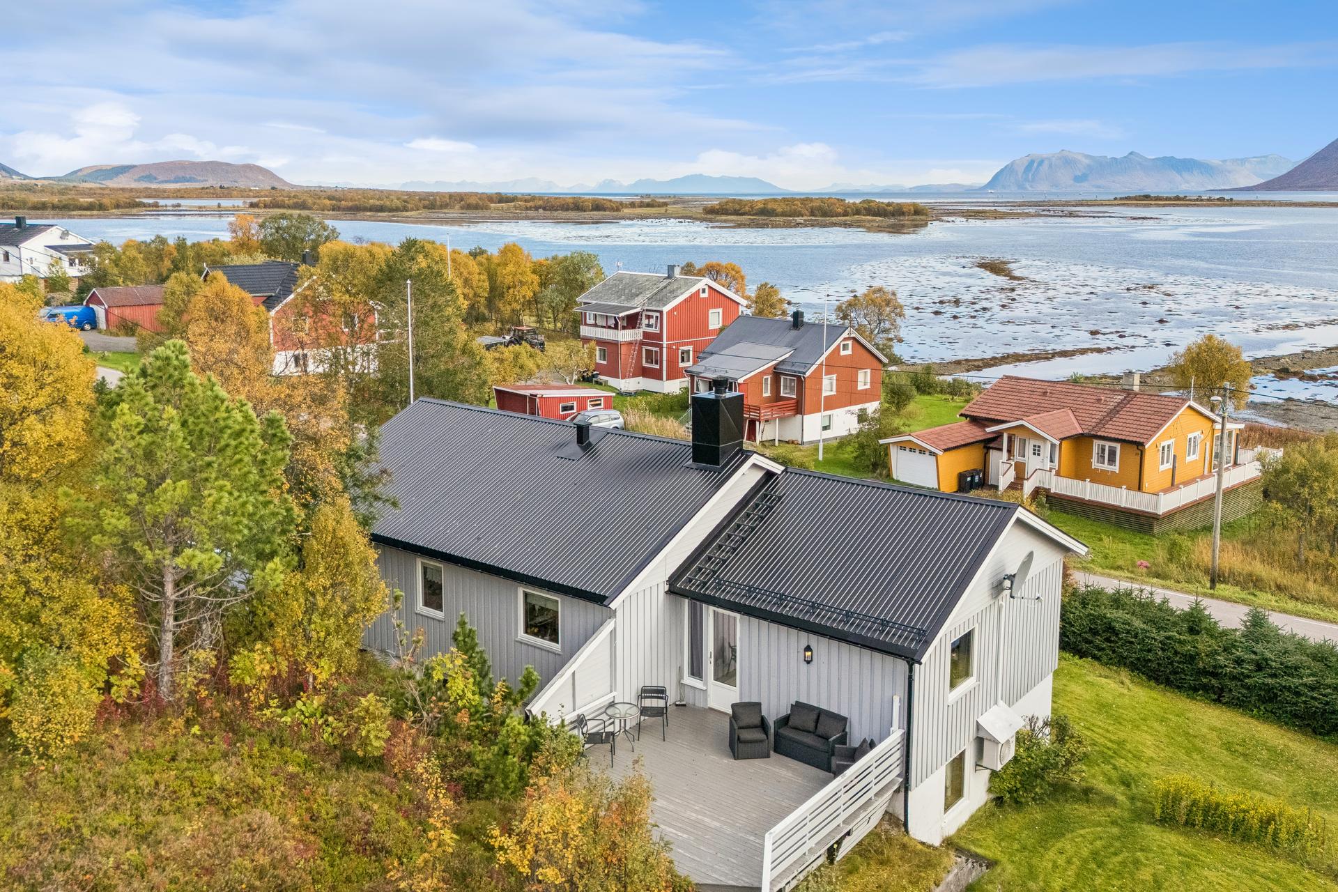 Eiendommen har to integrerte garasjer og yttertak tekket med stålplater fra 2016.. Bilde nummer 2 av 3