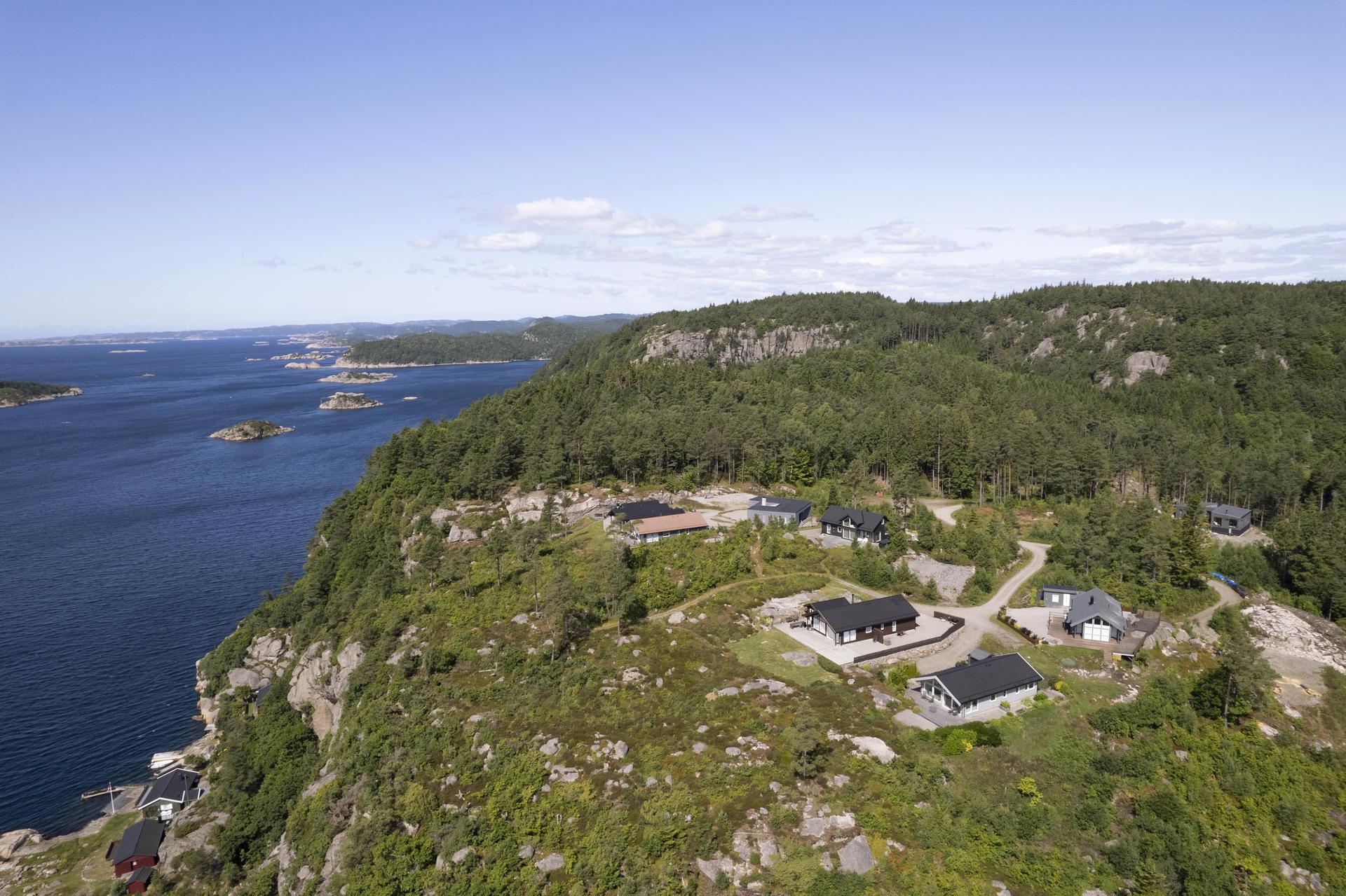 Sjøbodvikåsen hyttefelt ligger naturskjønt og solrikt til i åsen bak Sjøbodvik.. Bilde nummer 1 av 3