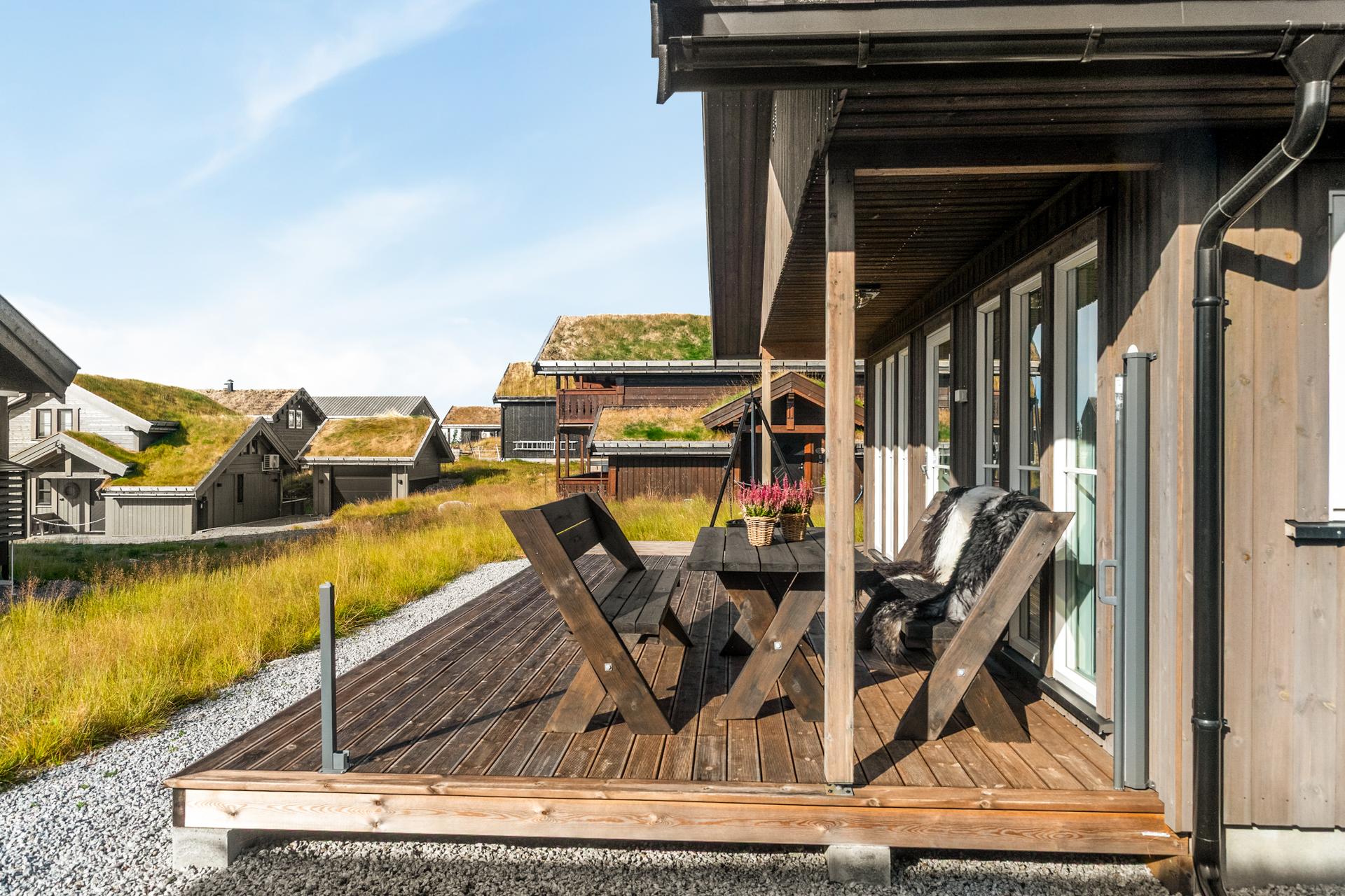 Hytta ligger fint til i feltet ca. 800 m.o.h. med romslig terrasse mot sydvest som gir fine solforhold til uteplassen. . Bilde nummer 3 av 3