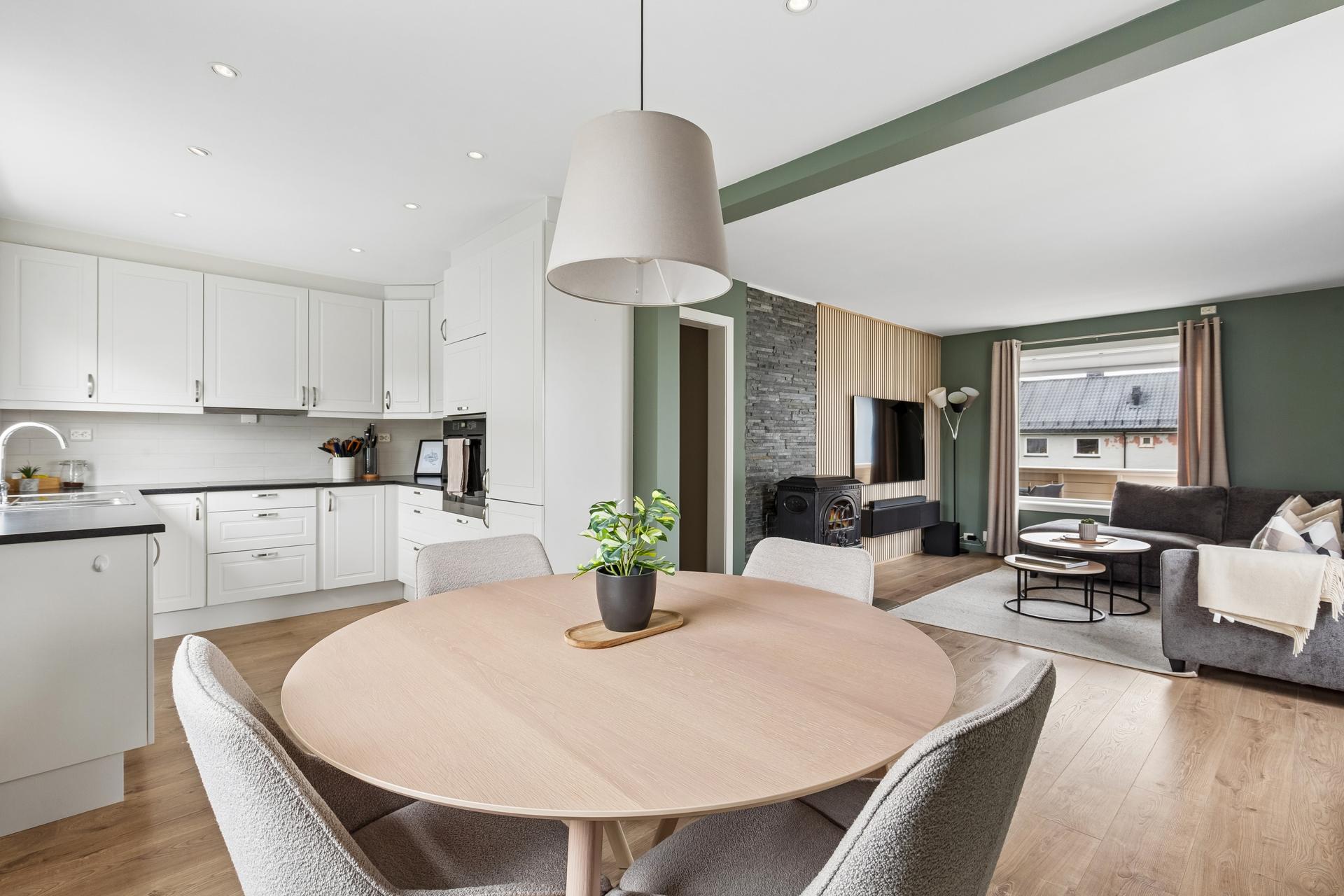 Boligen har et areal på 65 m² og inneholder entré, to soverom, bad samt åpen stue og kjøkkenløsning. Foto: Vilde Dahl, Efkt. Bilde nummer 2 av 3