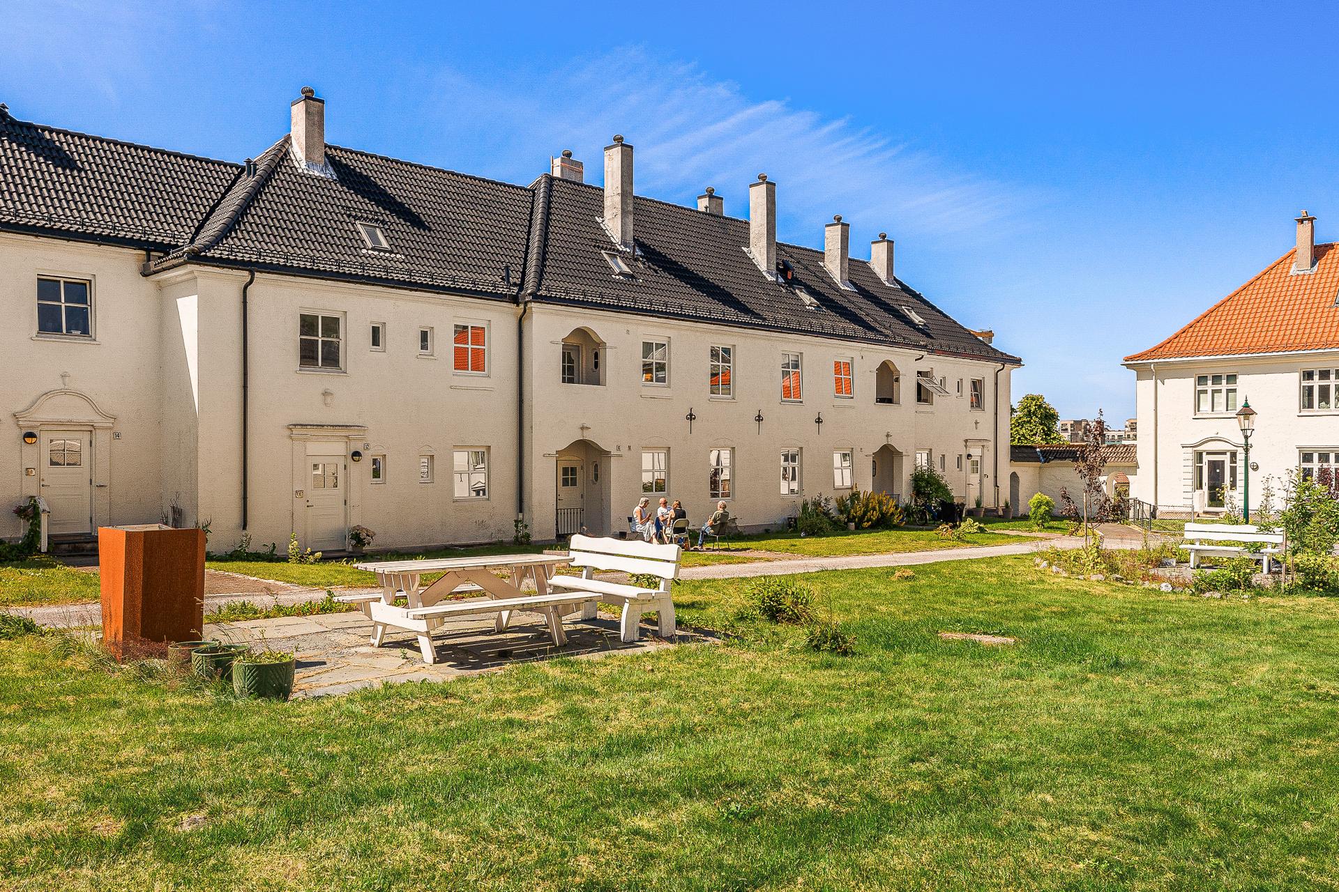 Felles hageområde mellom byggene. Bilde nummer 2 av 3