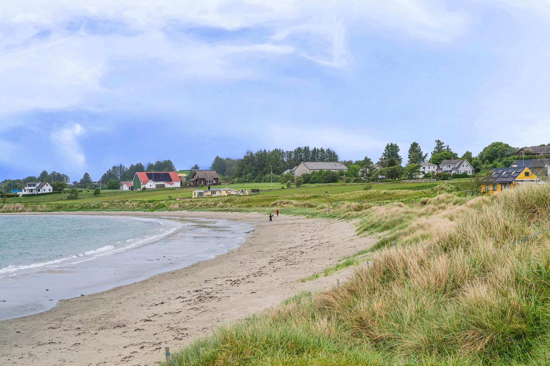 Sandebukten er kjent for sin silkemyke og steinfrie sandstrand, kun en kort spasertur fra eiendommen.. Bilde nummer 2 av 3