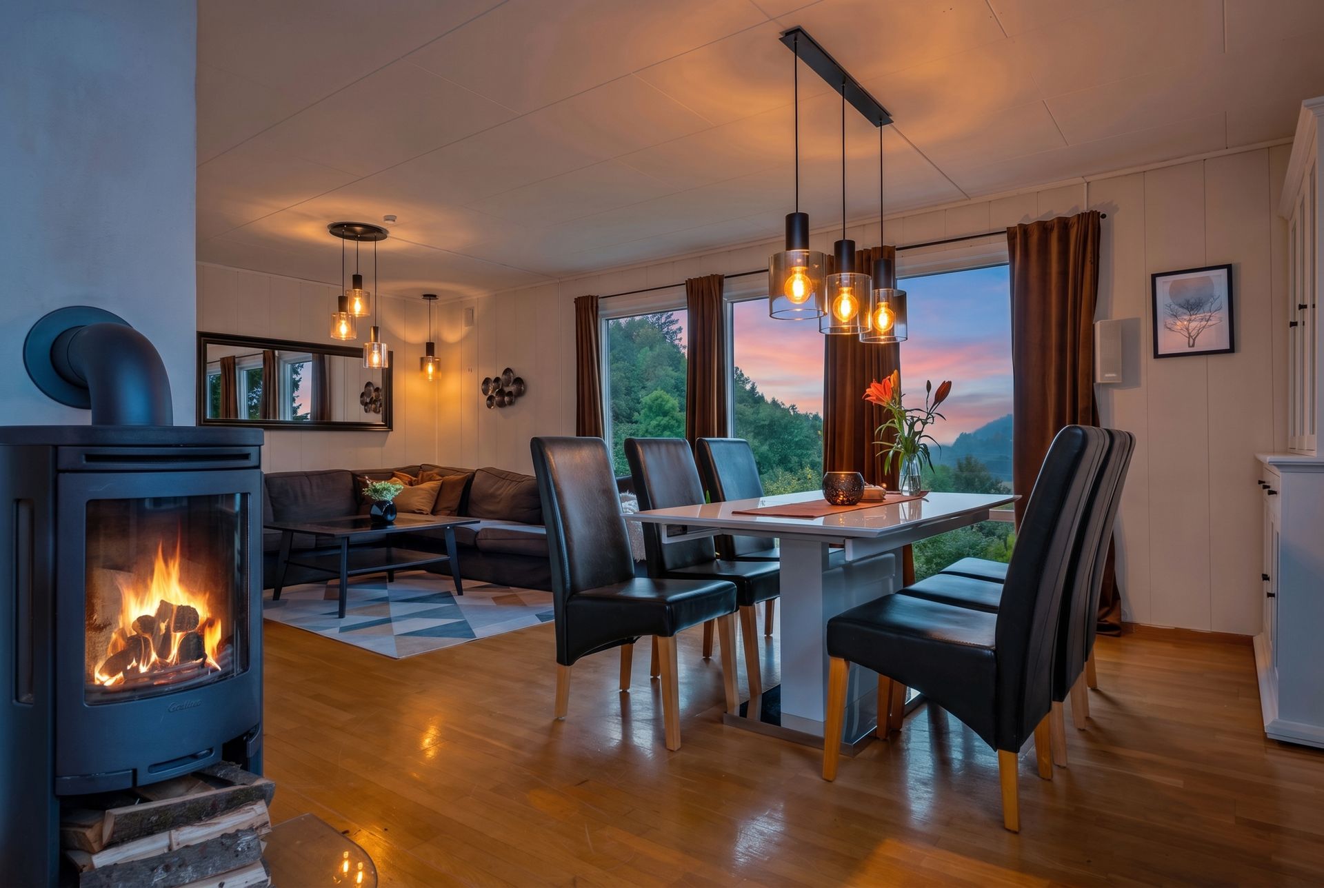 Lun og innbydende stue med store vindusflater som slipper inn rikelig med lys og gir flott kveldssol/solnedgang.. Bilde nummer 2 av 3
