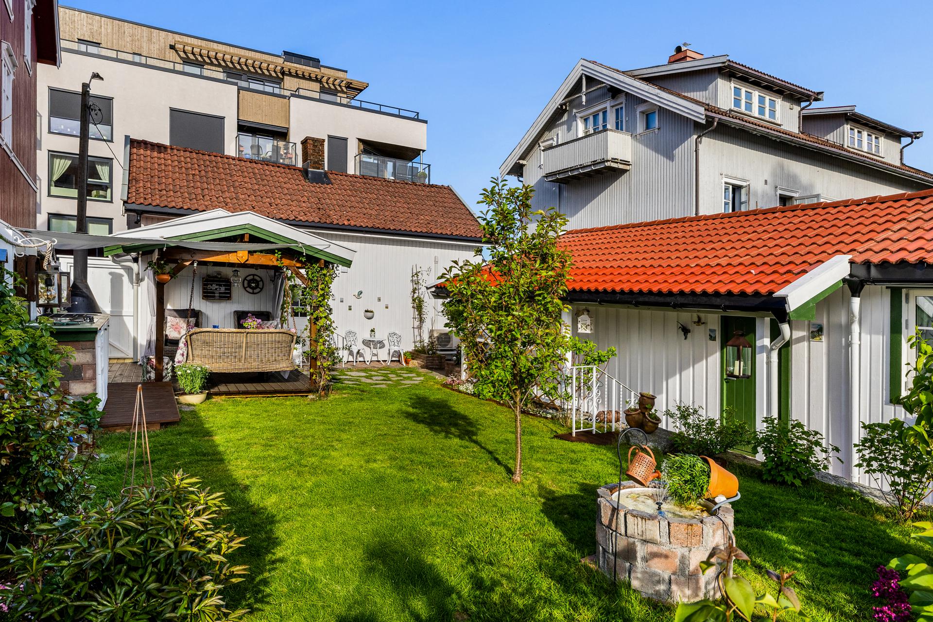 Tomten byr på flere varierte soner for uteopphold: en solrik spiseplass for lange sommermiddager, en lun krok for kaffekoppen på morgenen, og et mer skjermet område for rolige kvelder med tente lykter og et glass vin.. Bilde nummer 3 av 3