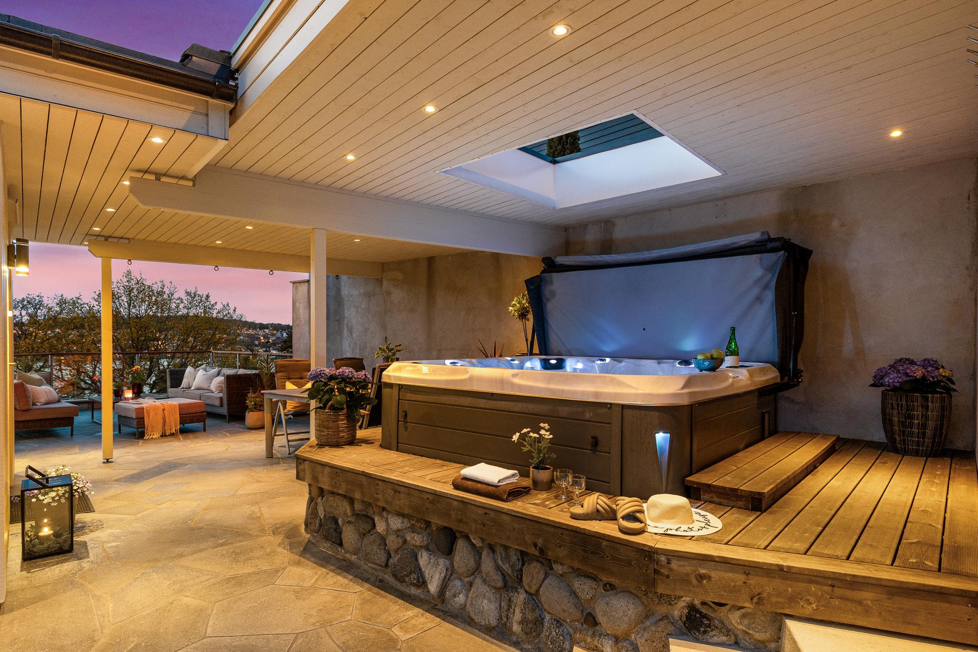 Jacuzzien er utstyrt med belysning.. Bilde nummer 3 av 3
