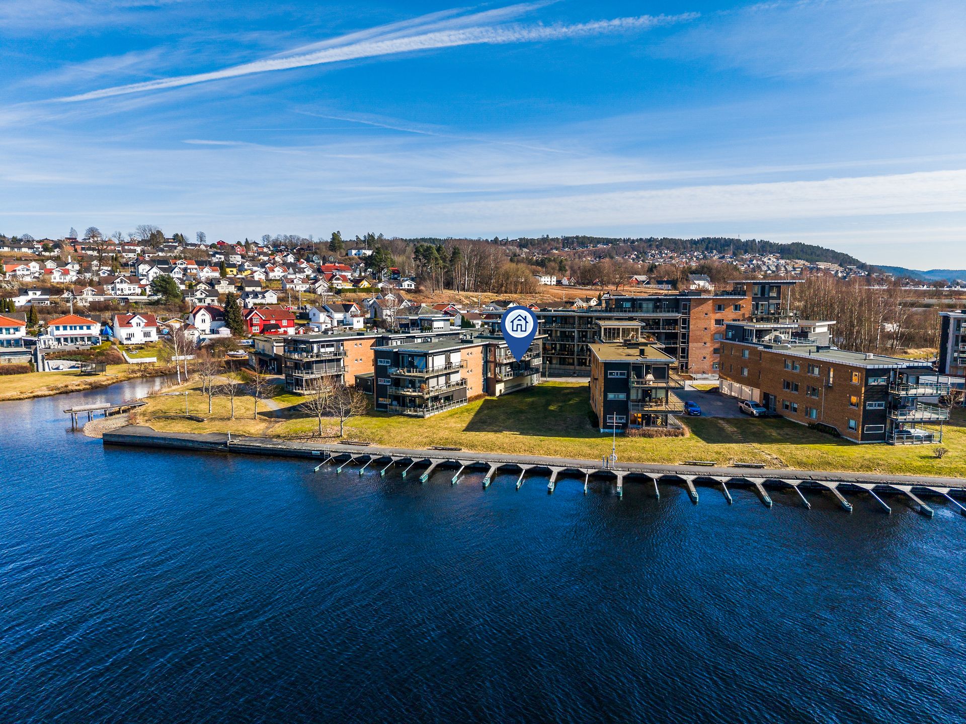 Borgestadholmen 64 er en meget tiltalende leilighet med flott beliggenhet på Borgestadholmen i Skien - et trivelig og stille nabolag, med lite biltrafikk. Boligen ligger fint til i 2.etasje,  romslig balkong. Gode solforhold og nydelig utsikt.. Bilde nummer 2 av 3