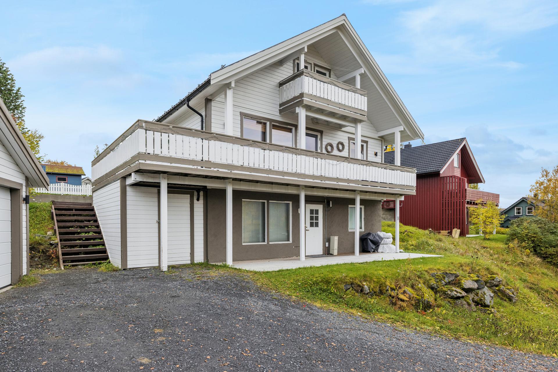 Innholdsrik enebolig over tre plan med separat leilighet i sokkeletasjen og frittstående garasje.. Bilde nummer 2 av 3