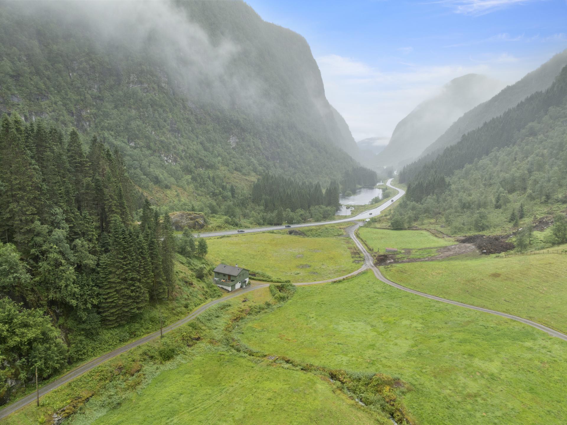 Eigedomen ligg fint til midt i dalføret med utsikt mot sør. Bilde nummer 3 av 3