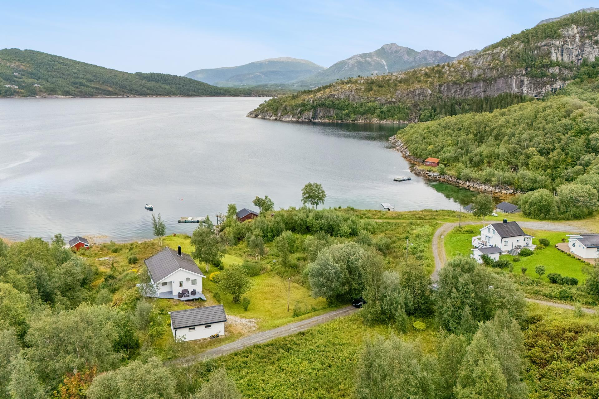 Flott helårs-/fritidsbolig med både naust og garasje - med svært attraktiv beliggenhet i Eivika, Gildeskål.. Bilde nummer 2 av 3