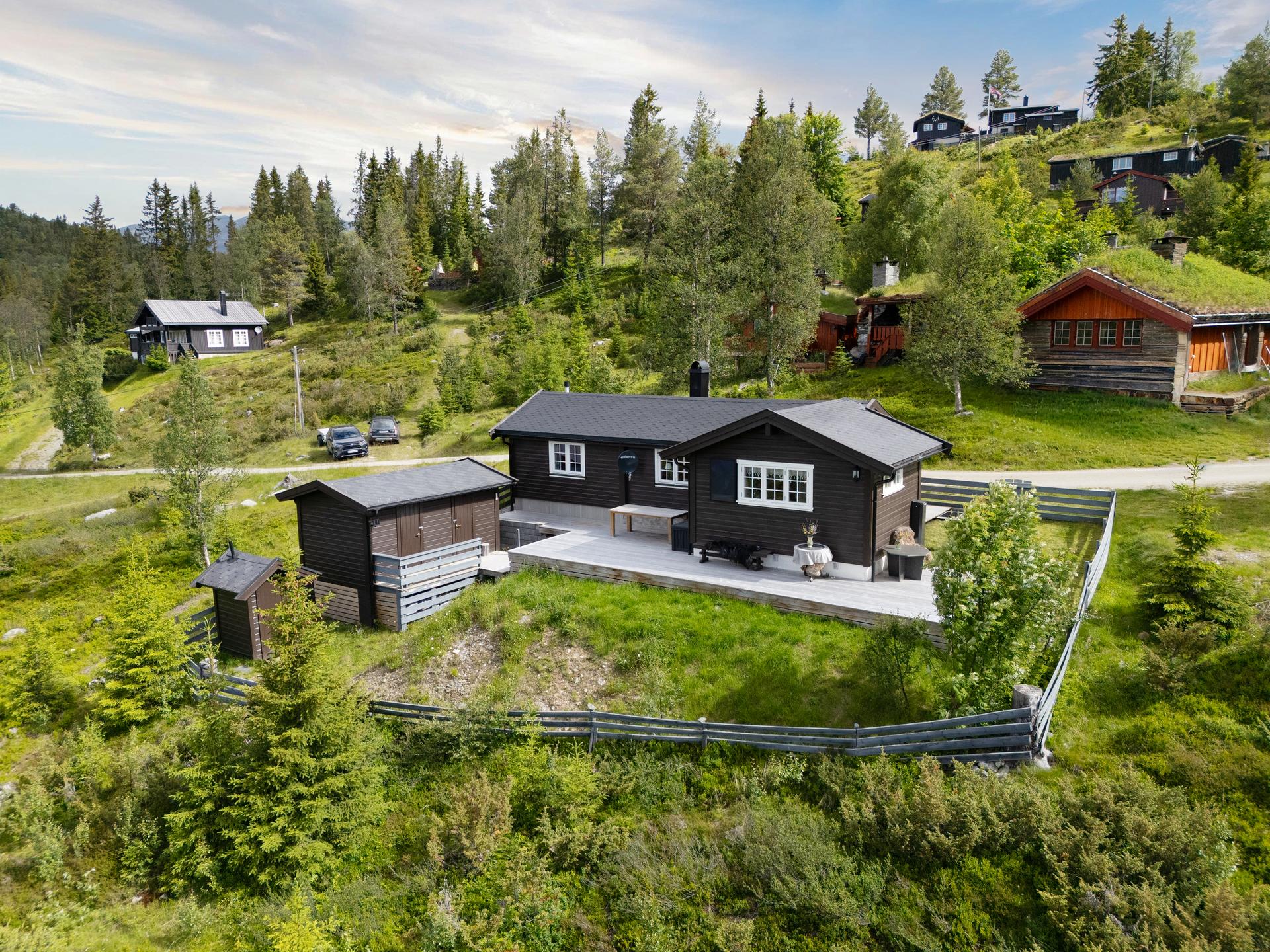 Eiendommen ligger fint til i terrenget og har fin utsikt.. Bilde nummer 3 av 3