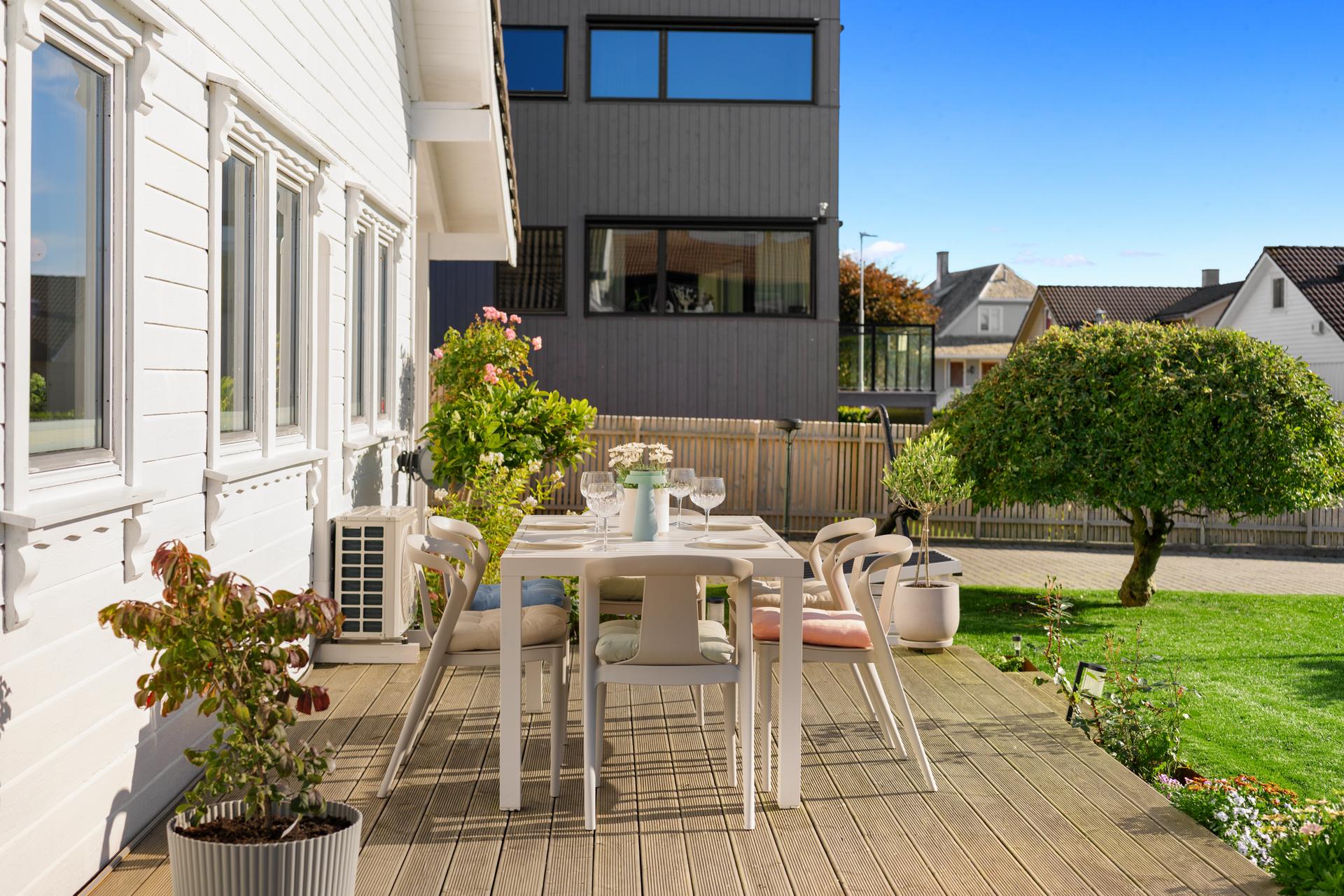Enebolig over to plan med pent opparbeidet hage, sørvestvendt terrasse og frittstående garasje.. Bilde nummer 3 av 3