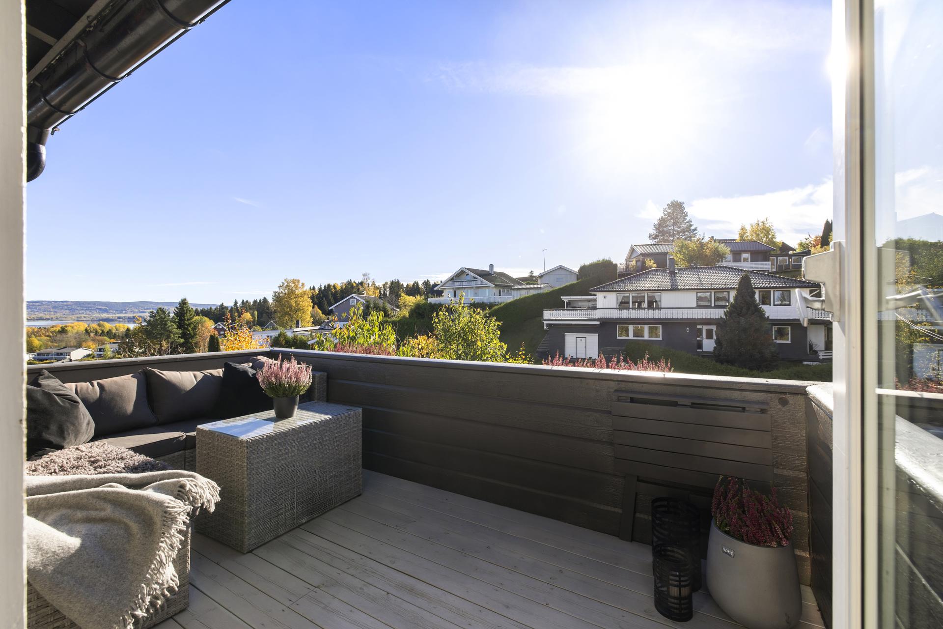 Selveierleilighet i andre etasje med usjenert veranda og åpen utsikt over landskapet.. Bilde nummer 2 av 3