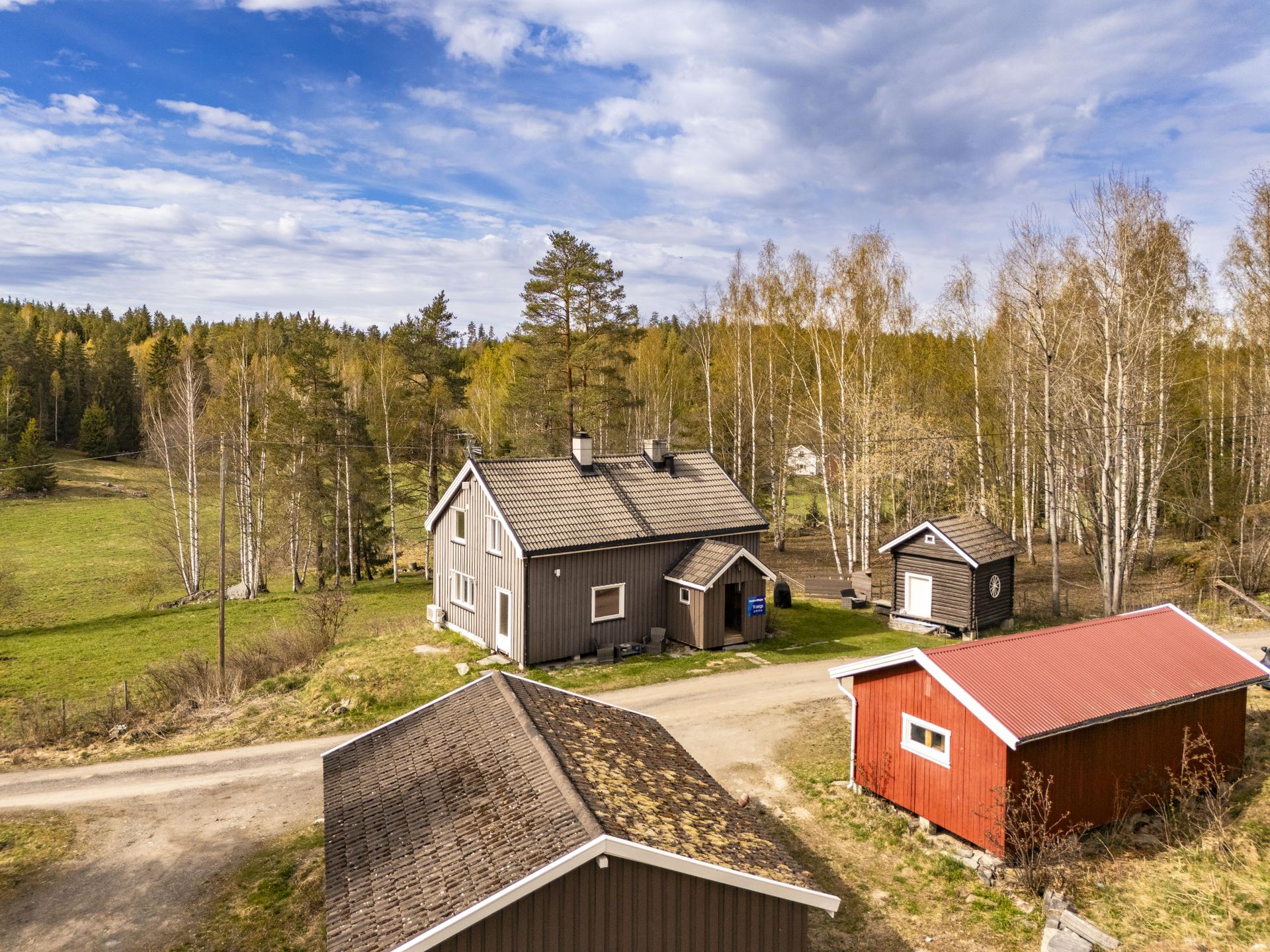 Tomten er på litt over 3 mål med gruset gårdsplass, plen og dels naturtomt. . Bilde nummer 2 av 3