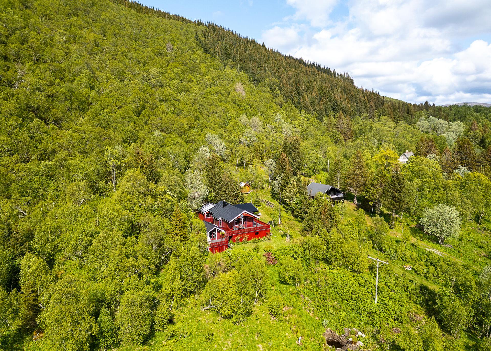 Koselig hytte i rolig og naturskjønt område | Anneks, utebod og ATV-garasje | Solrikt | Utsikt. Bilde nummer 2 av 3