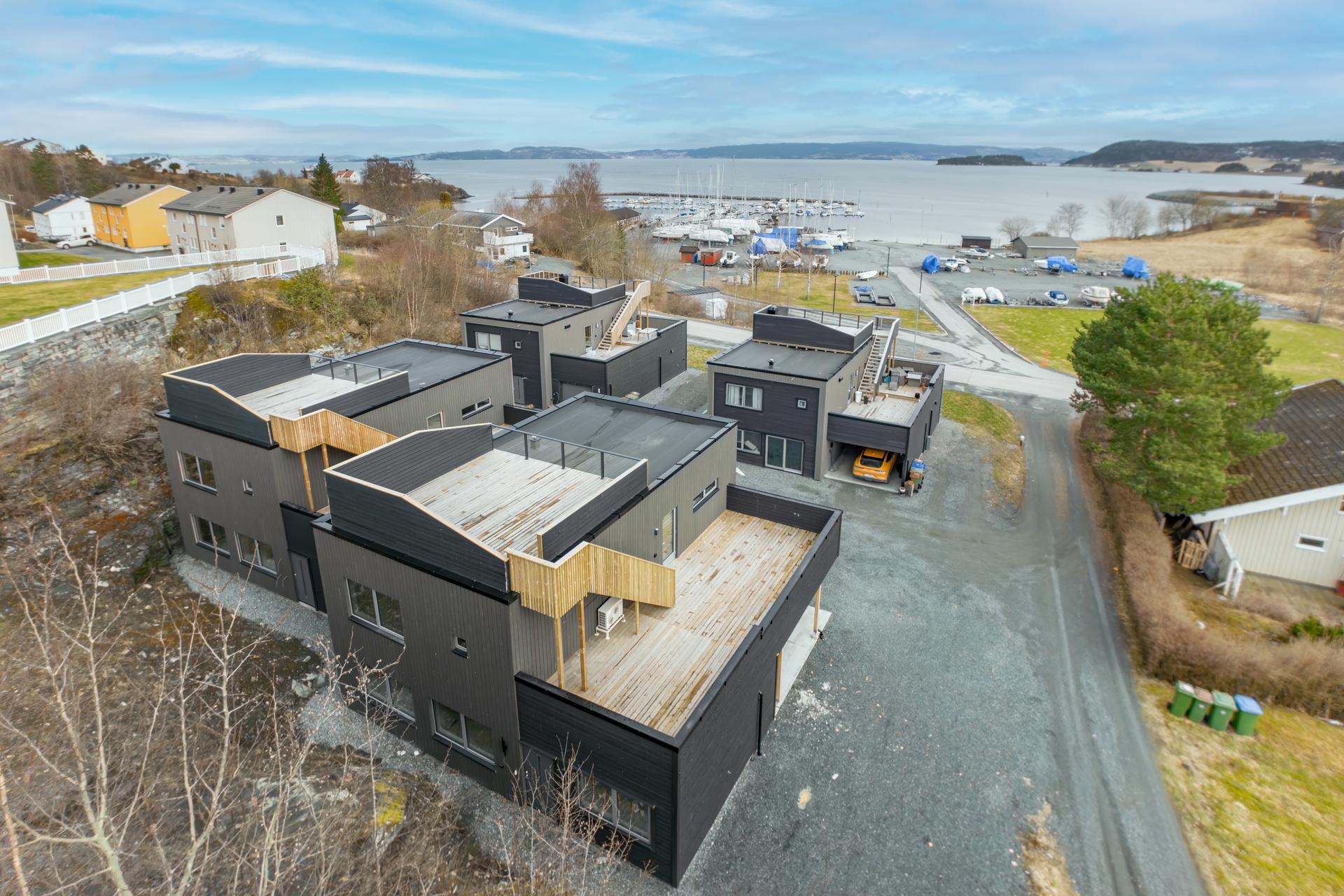 Boligen ligger fint og skjermet til som innerste bolig. . Bilde nummer 2 av 3