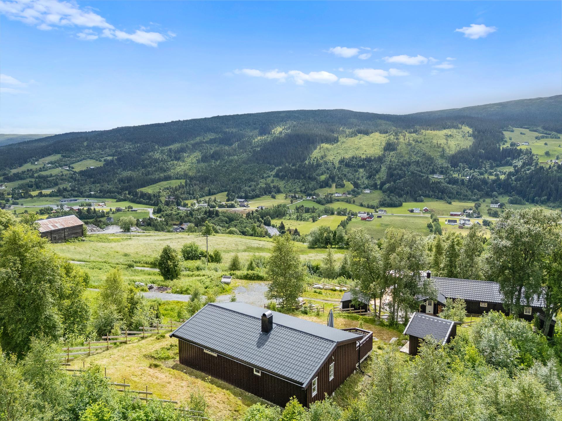 Hytta har en flott beliggenhet i Almåsen øverst i Ålen.. Bilde nummer 2 av 3