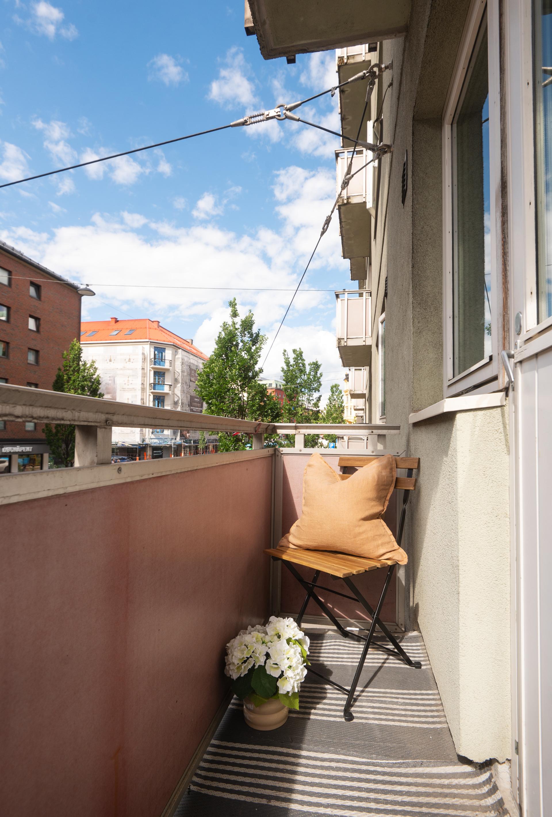 Leiligheten har balkong med utsyn mot nærområdet. . Bilde nummer 2 av 3
