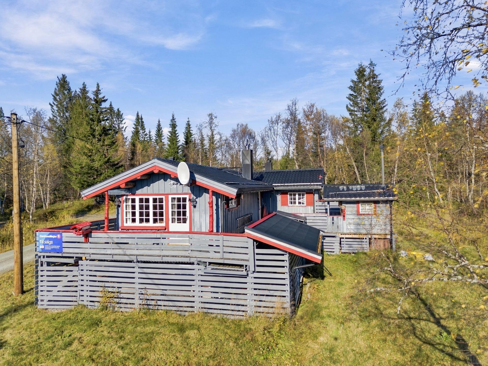 Velkommen til Storburusjøveien 466 Presentert av Eiendomsmegler 1 Ved Fredrik Sommerschild Wulvik Foto (interiørfoto v/Haukdal). Bilde nummer 1 av 3