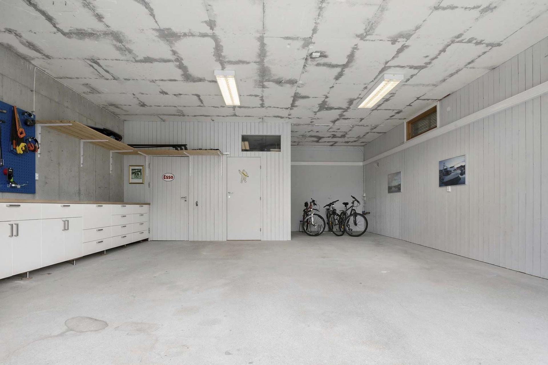 Her er det svært godt plass til parkering, arbeid og oppbevaring. Legg merke til takhøgda og bodene i bakkant.. Bilde nummer 3 av 3