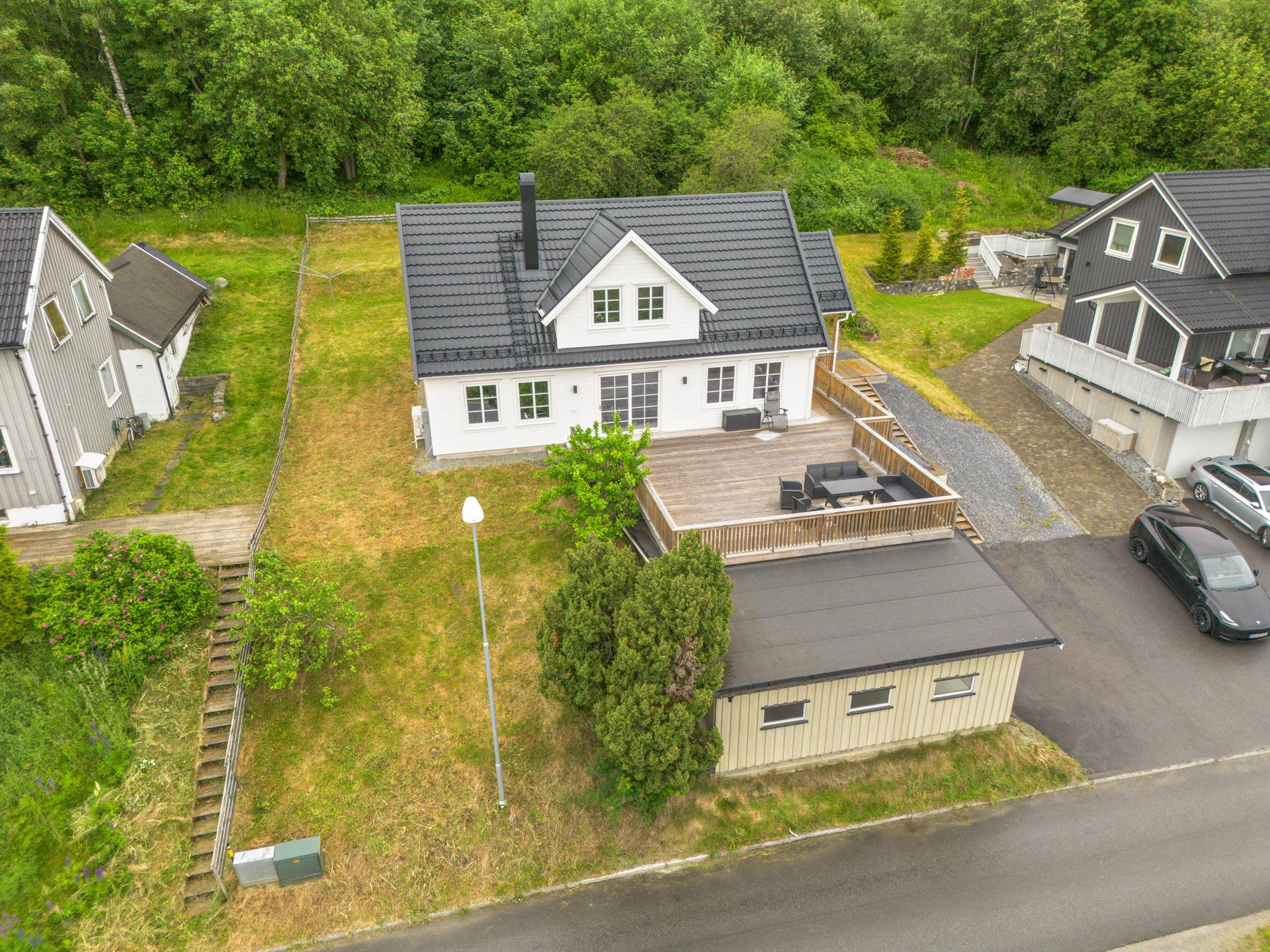Enebolig fra 2023 med gjennomgående gode materialvalg! Delvis asfaltert gårdsplass og romslig garasje. . Bilde nummer 2 av 3