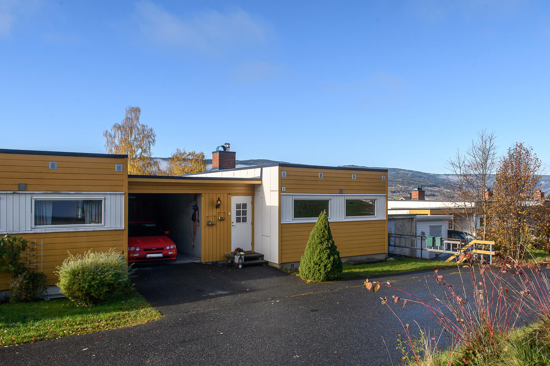Enebolig i kjede over to plan med overbygd carport ved inngangspartiet. Meget attraktivt og veletablert område i Nordre Ål. . Bilde nummer 2 av 3