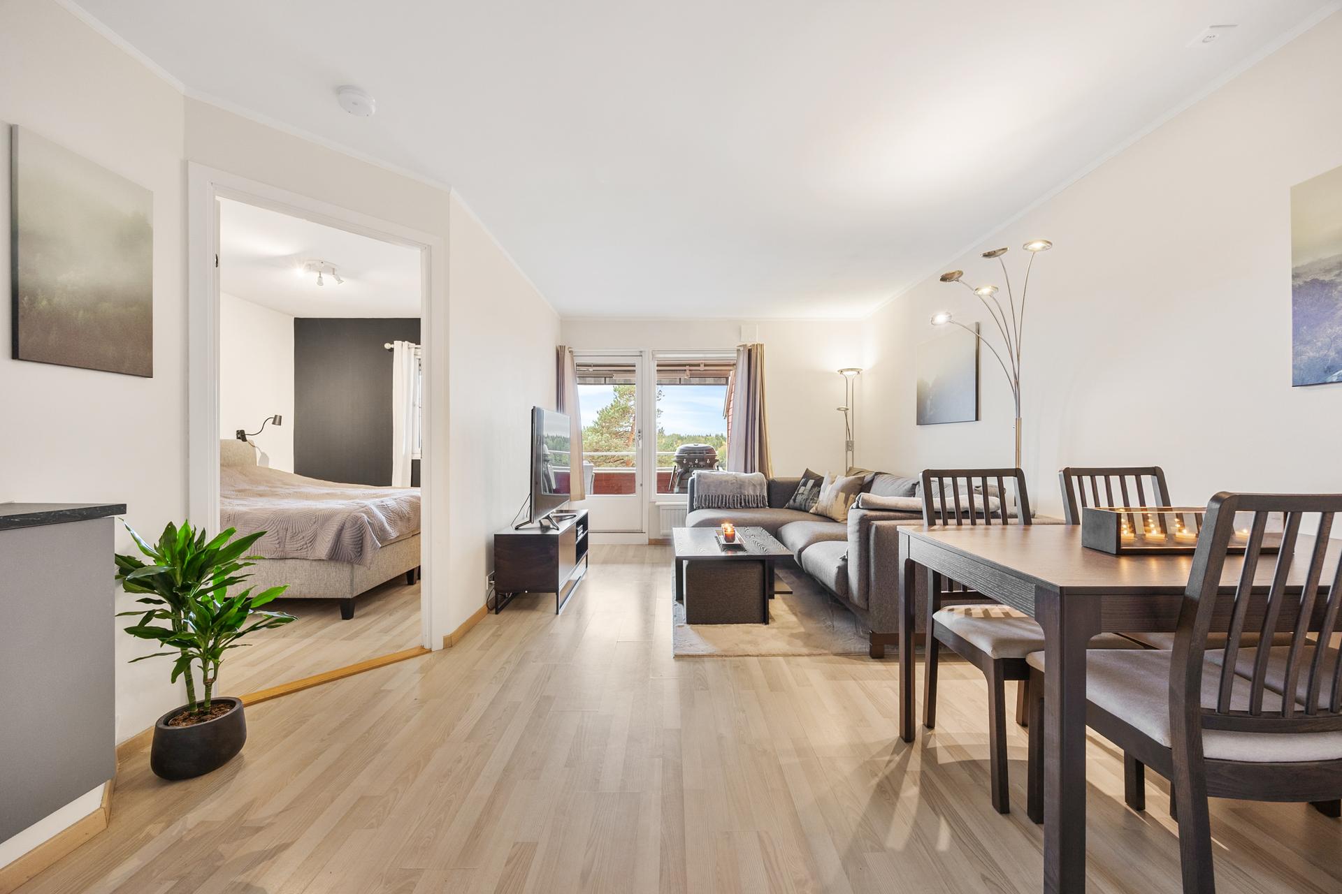 Velkommen til Blakkens Vei 100! Foto: Image day. Stuen har god plass til både sofagruppe og spisebord, med åpen adkomst videre inn til soverommet.. Bilde nummer 1 av 3