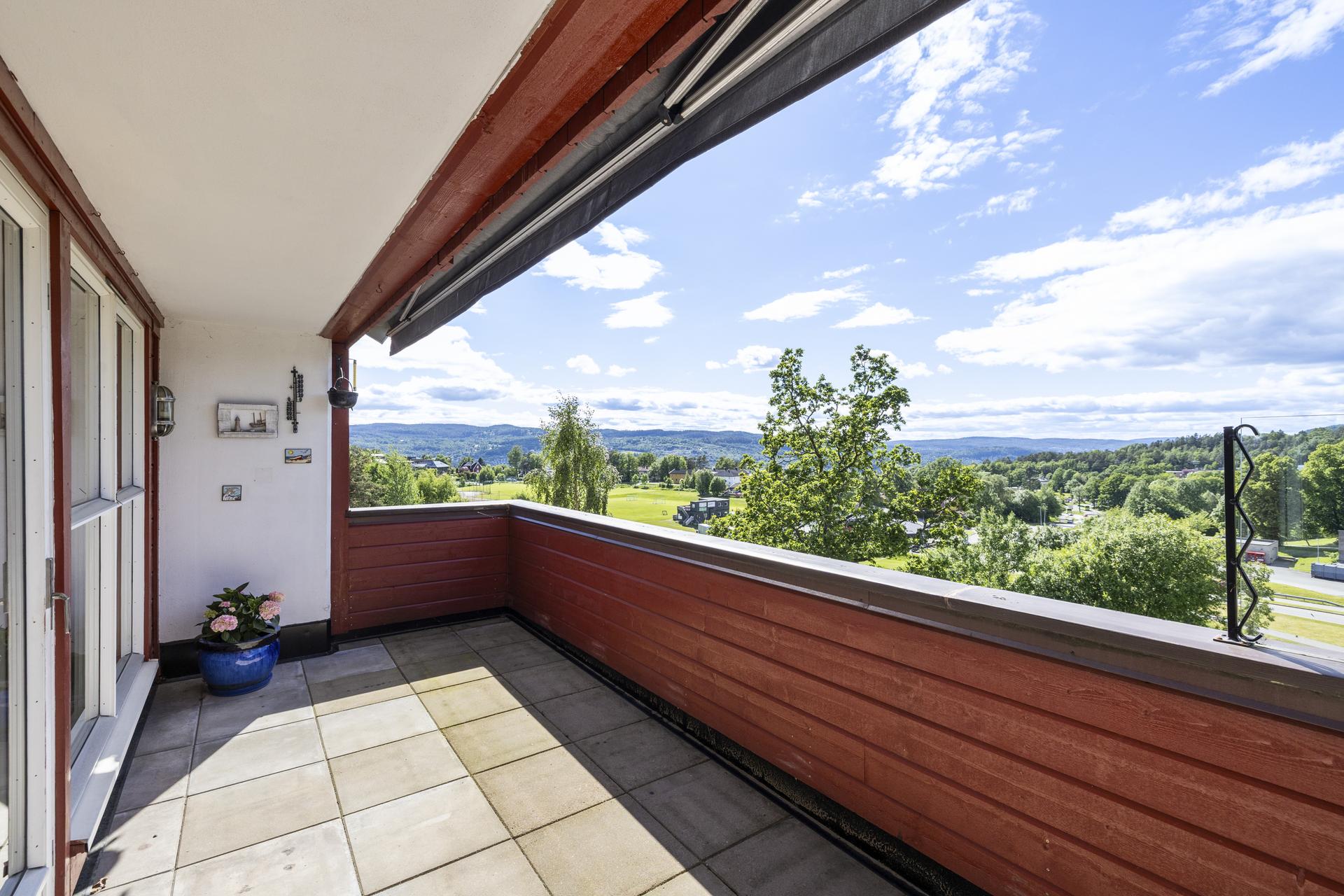 Vestvendt endeleilighet med stor terrasse, i trivelig sameiet tilknyttet et veletablert nabolag i Drøbak.. Bilde nummer 2 av 3