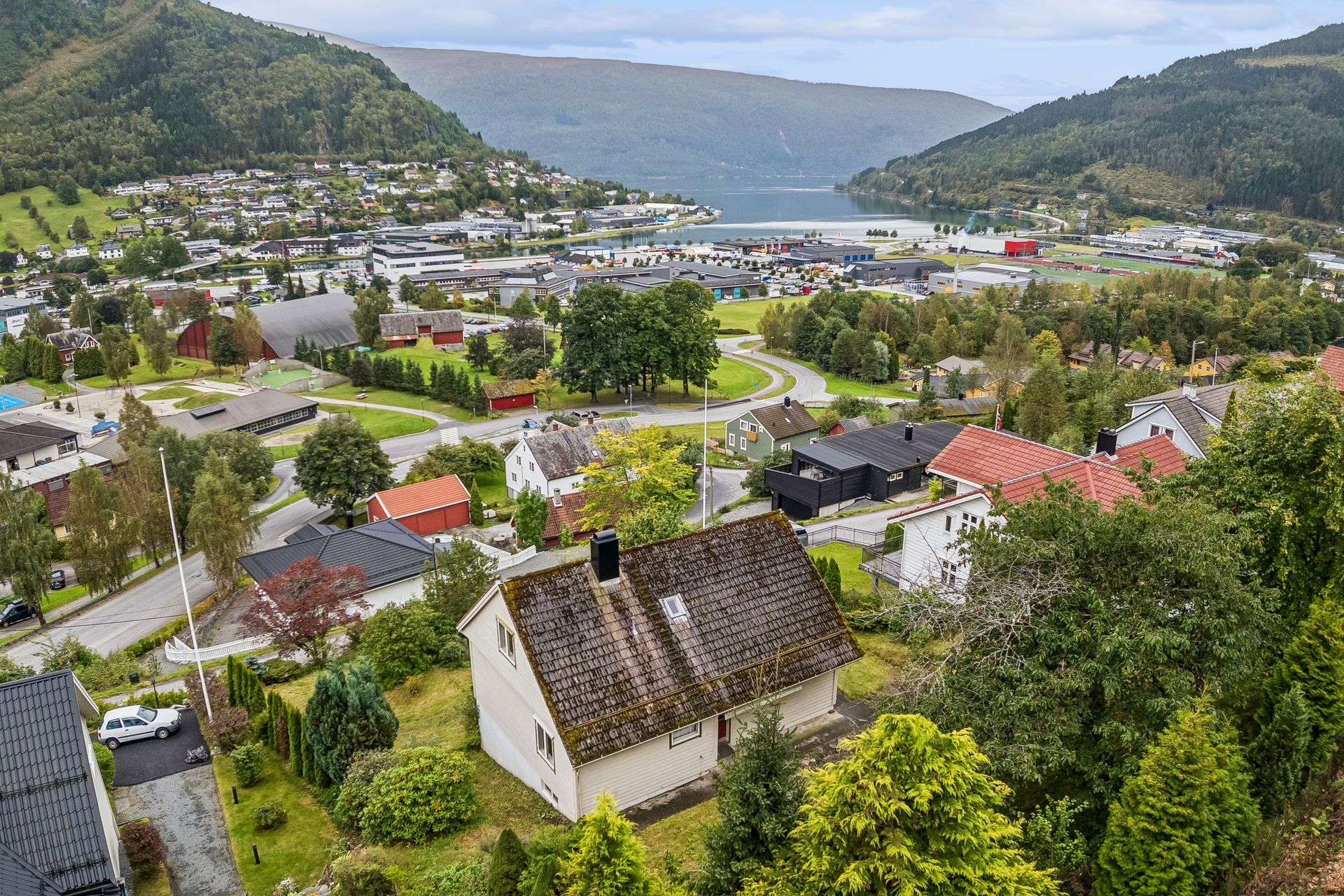 Tonningsbakkane 14 presentert av EiendomsMegler1 Nordfjord ved Sissel Halnes. Bilde nummer 1 av 3