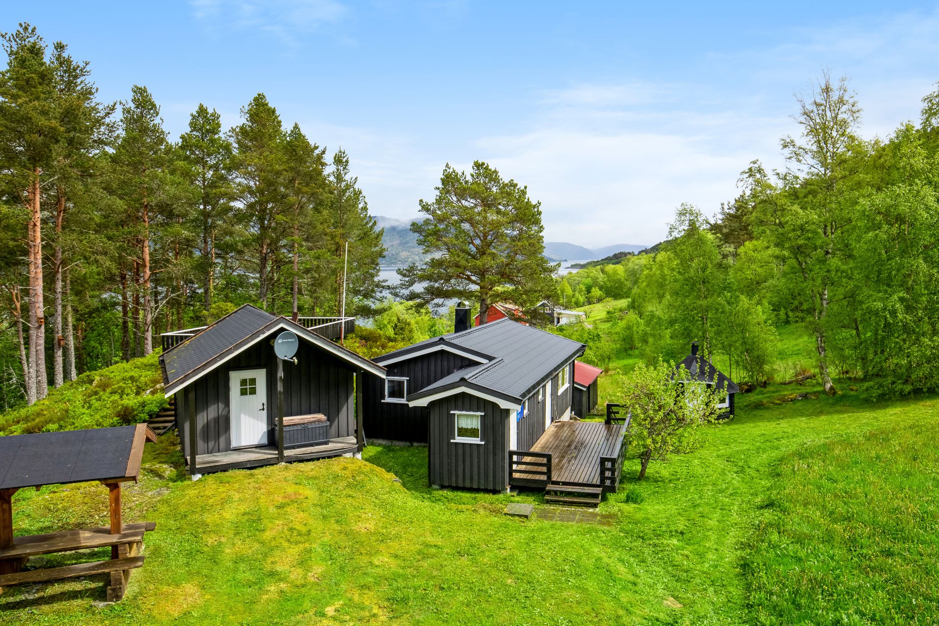 Det medfølger anneks og grillstue !. Bilde nummer 2 av 3