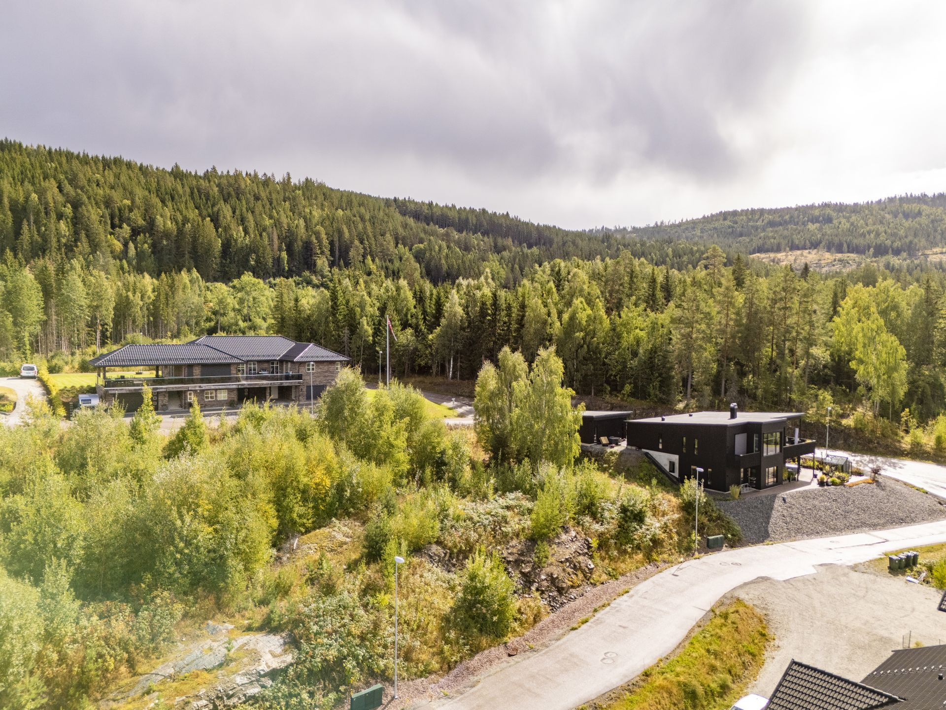 Tomten har en rolig beliggenhet i vakre, naturnære omgivelser like utenfor Åmot sentrum.. Bilde nummer 3 av 3